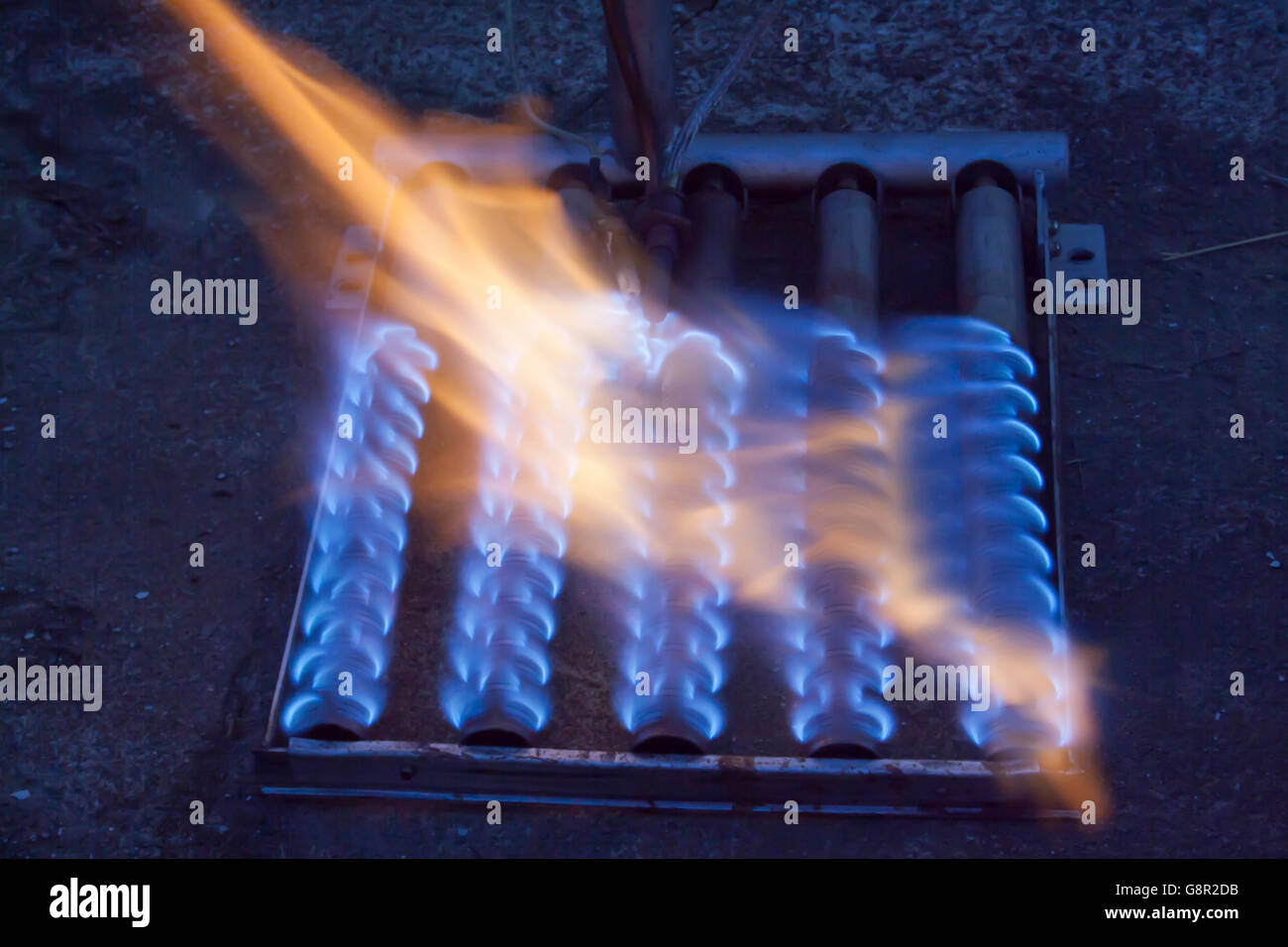 Blue fiamma di un bruciatore di gas dalla caldaia Foto Stock