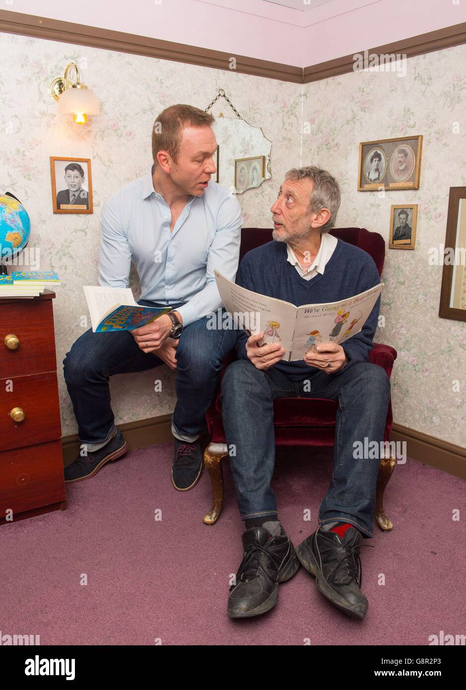 Sir Chris Hoy (a sinistra) e Michael Rosen in occasione di un evento della Giornata Mondiale del Libro al Discover Children's Story Centre, a Stratford, nella zona est di Londra. Foto Stock