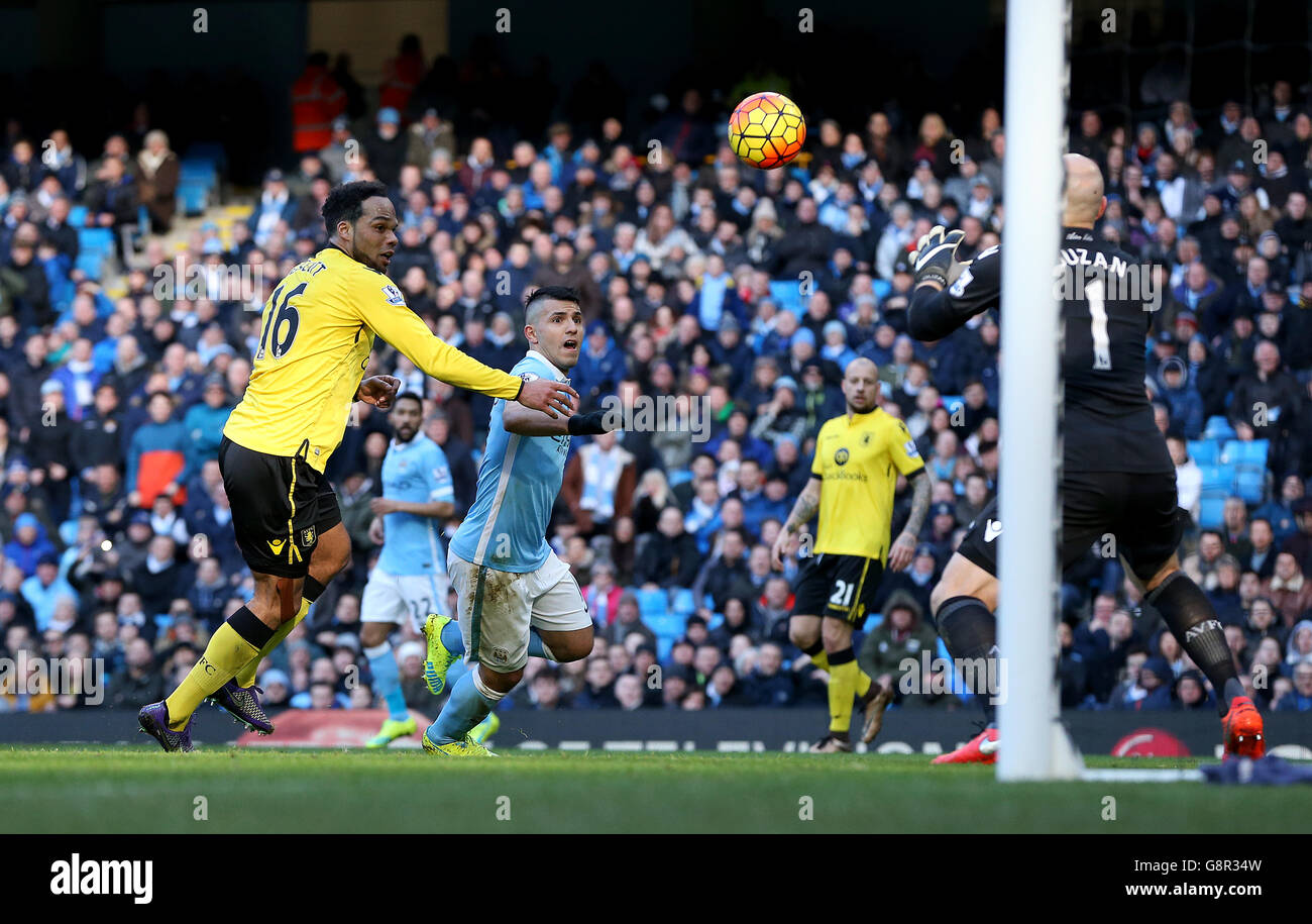 Il portiere Aston Villa Brad Guzan salva un tentativo da Sergio Aguero (centro) durante la partita della Barclays Premier League all'Etihad Stadium di Manchester. Foto Stock