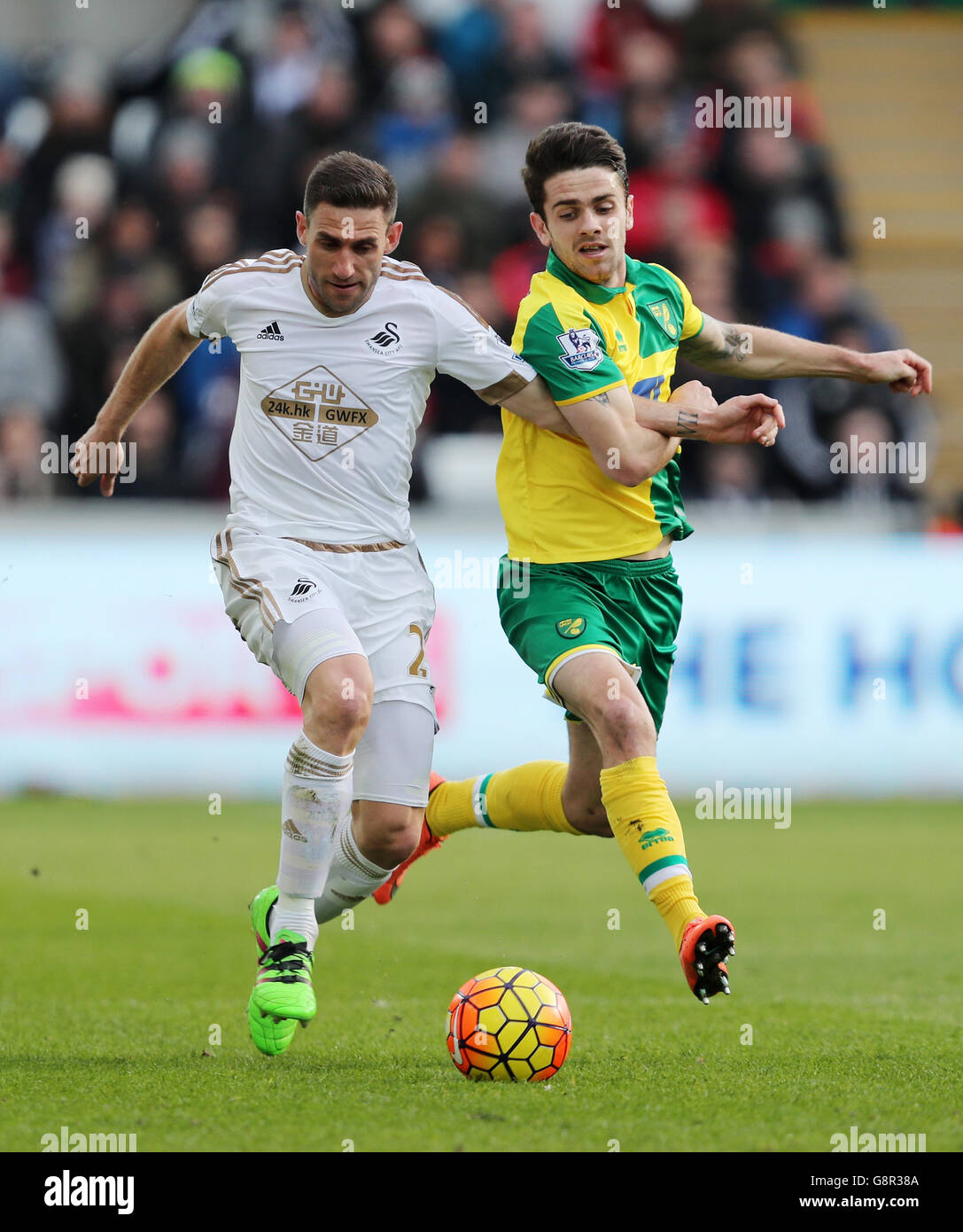 L'angelo Rangel di Swansea City (a sinistra) viene sfidato da Robbie Brady di Norwich City durante la partita della Barclays Premier League allo stadio Liberty di Swansea. PREMERE ASSOCIAZIONE foto. Data immagine: Sabato 5 marzo 2016. Vedi PA storia CALCIO Swansea. Il credito fotografico dovrebbe essere: David Davies/PA Wire. Foto Stock