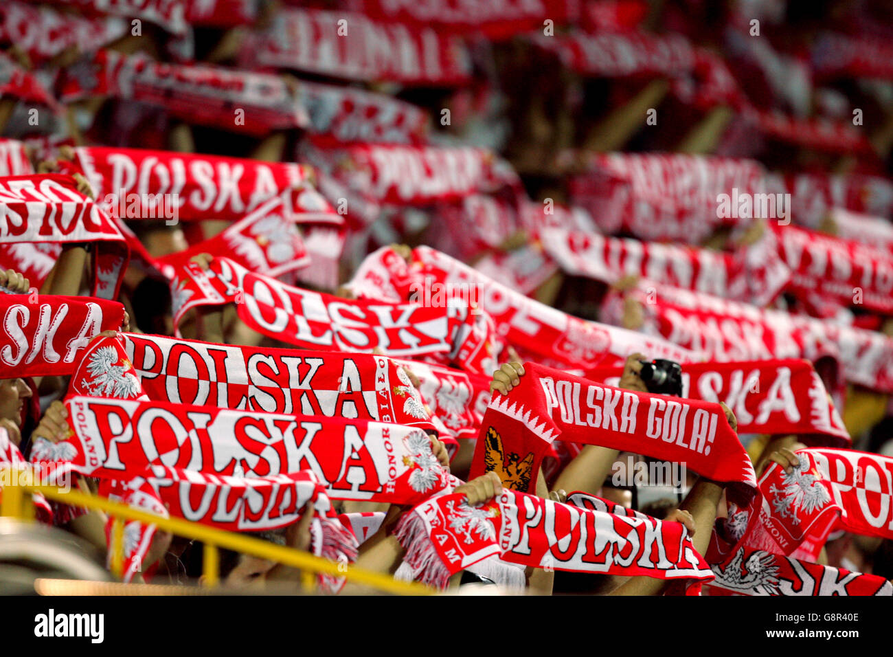 Calcio - Coppa del mondo FIFA 2006 Qualifier - Gruppo sei - Polonia contro Galles - Stadio Wojska Polskiego. I tifosi polacchi mostrano il loro sostegno per il loro team Foto Stock