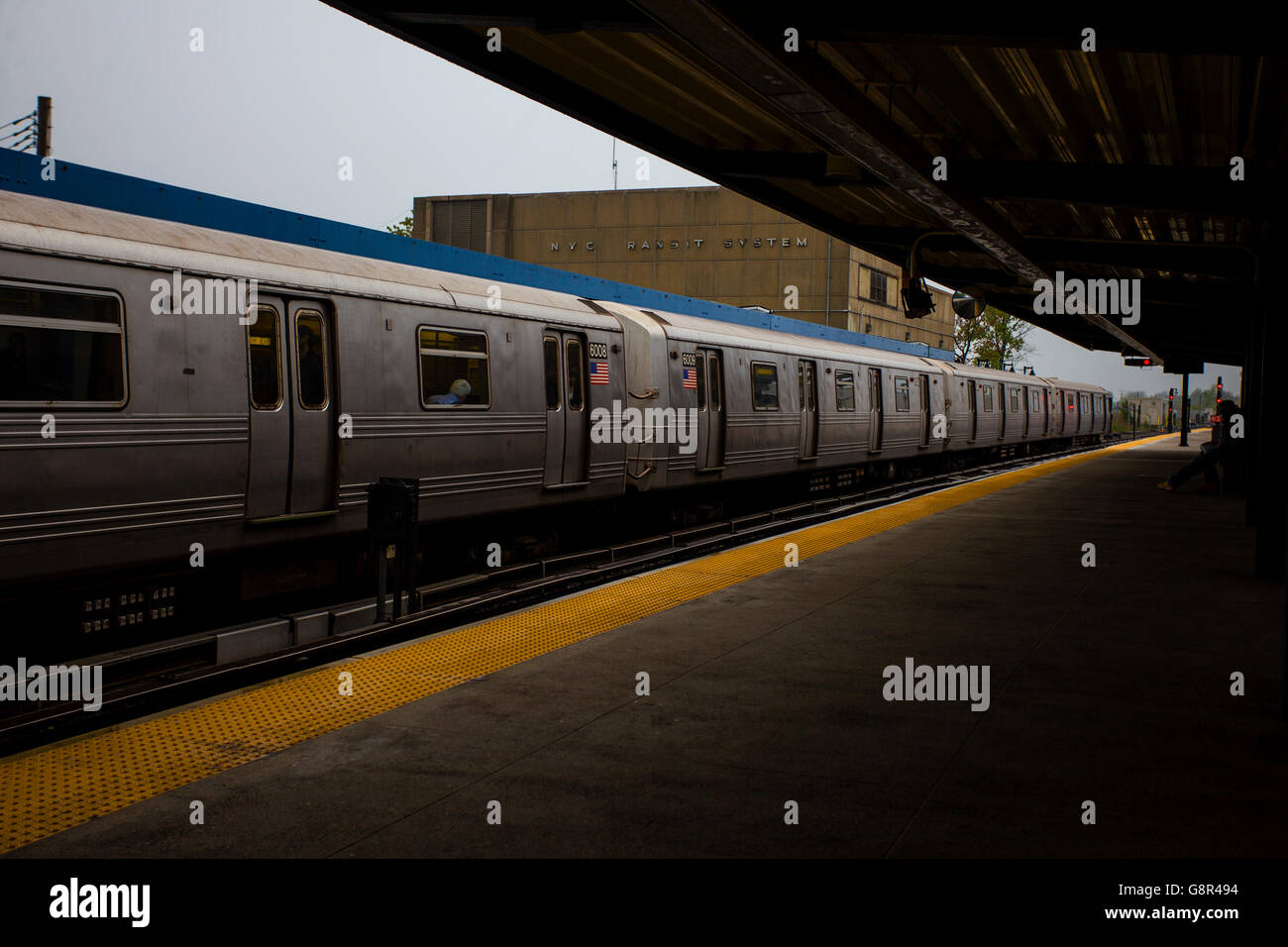 Carrozze ferroviarie su una fermata al Queens, a new york Foto Stock