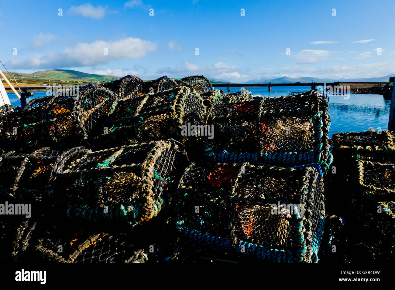 Aragosta, cray e granchio bicchieri impilati sul molo di Portmagee nella Contea di Kerry Irlanda, Europa. Foto Stock