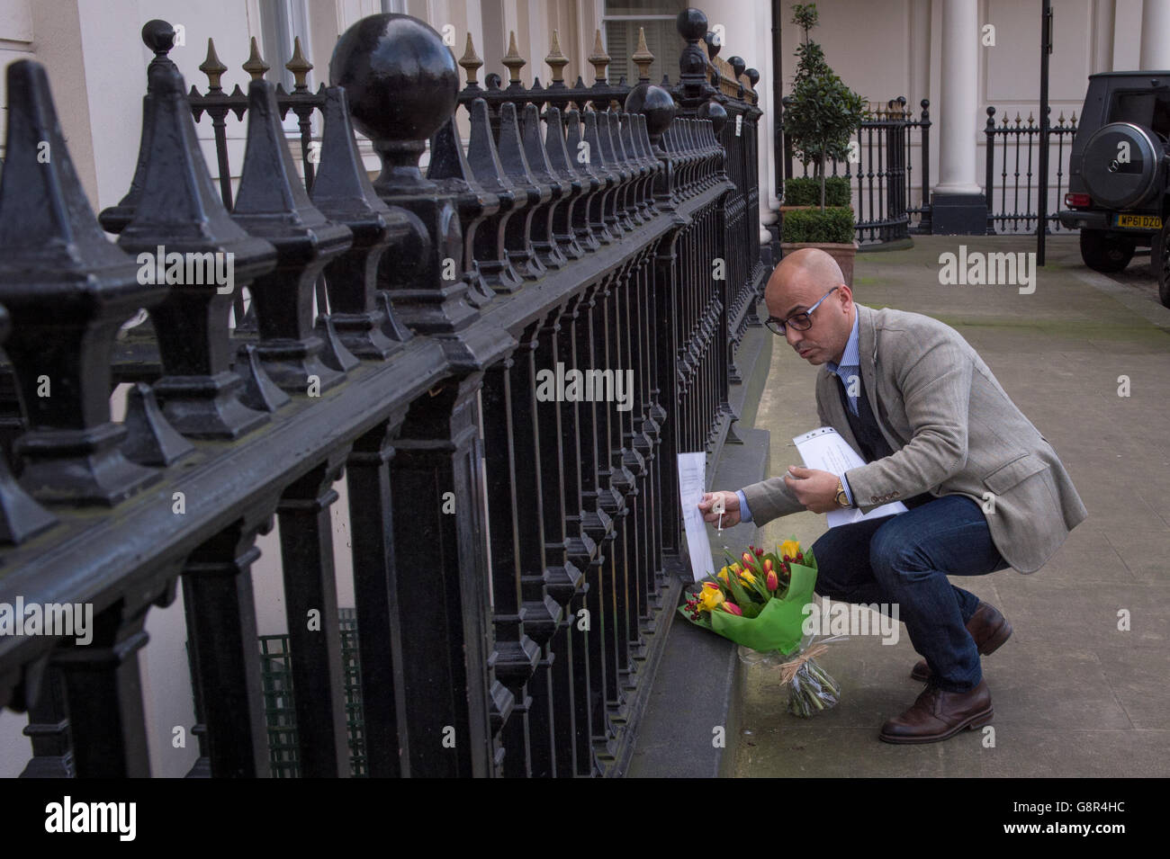 Alon Mahpud mette i fiori a Hyde Park Gate, Kensington a Londra, dove ha cercato di salvare un ragazzo di un anno morto dopo essere stato colpito da una macchina mentre è stato spinto nel suo gram da una parente anziana femmina. Foto Stock