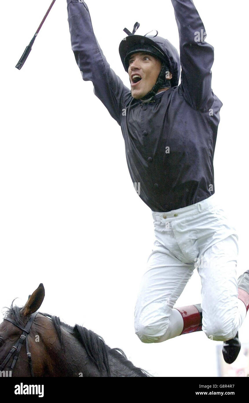 Frankie Dettori salta dallo Scorpion dopo aver vinto il Ladbrokes St Leger all'ippodromo di Doncaster, sabato 10 settembre 2005. PREMERE ASSOCIAZIONE foto. Il credito fotografico dovrebbe essere: PA Foto Stock