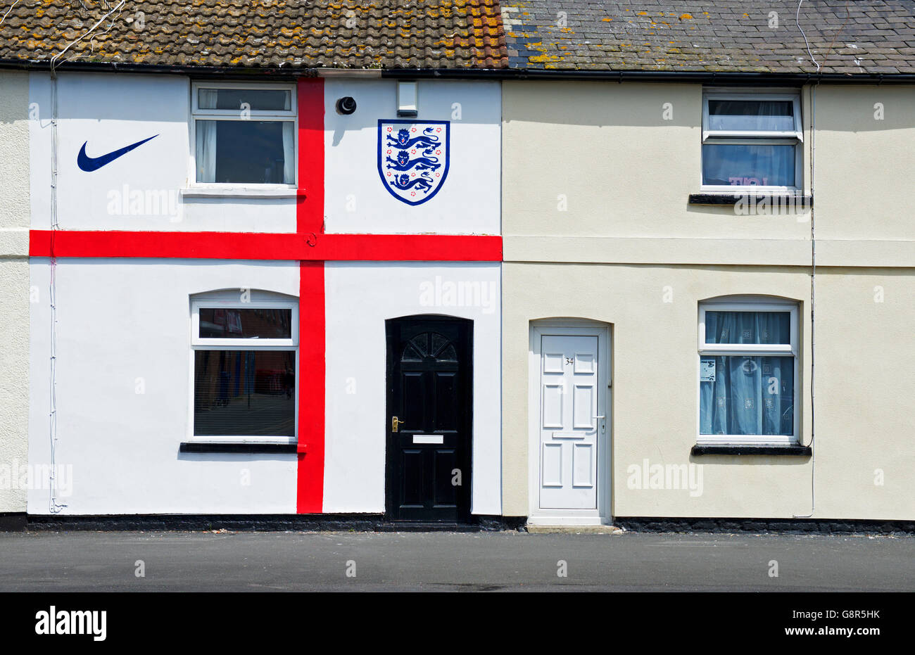Casa a schiera di Fleetwood, nel Lancashire, dipinta per assomigliare alla bandiera di St George, a sostegno dell'England Football Team, REGNO UNITO Foto Stock