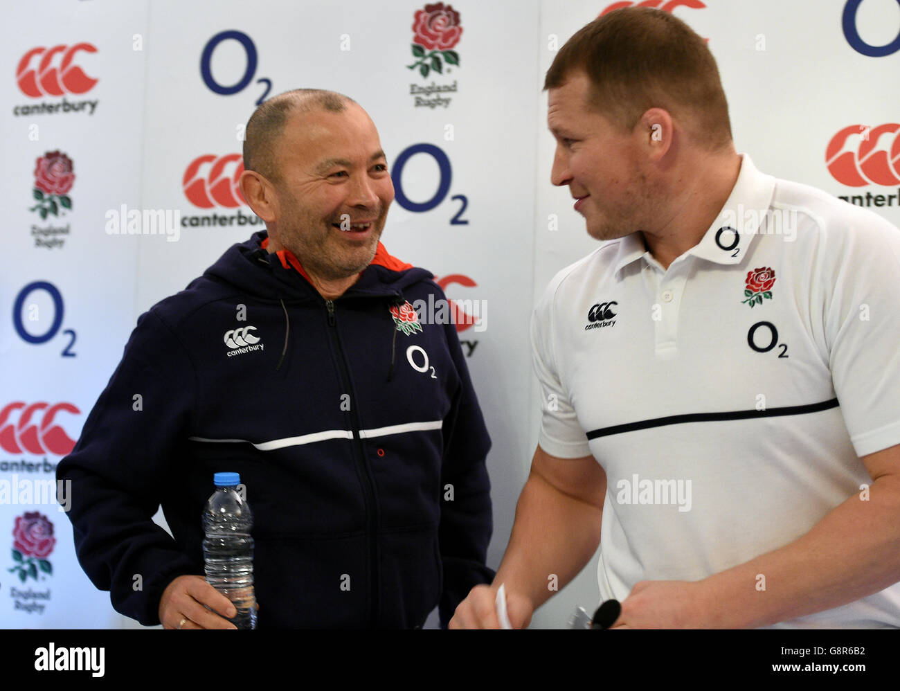 Il capitano inglese Dylan Hartley (a destra) e il capo allenatore Eddie Jones durante una conferenza stampa al Pennyhill Park di Bagshot. PREMERE ASSOCIAZIONE foto. Data foto: Giovedì 10 marzo 2016. Vedi la storia della PA RUGBYU Inghilterra. Il credito fotografico dovrebbe essere: Andrew Matthews/PA Wire. Foto Stock