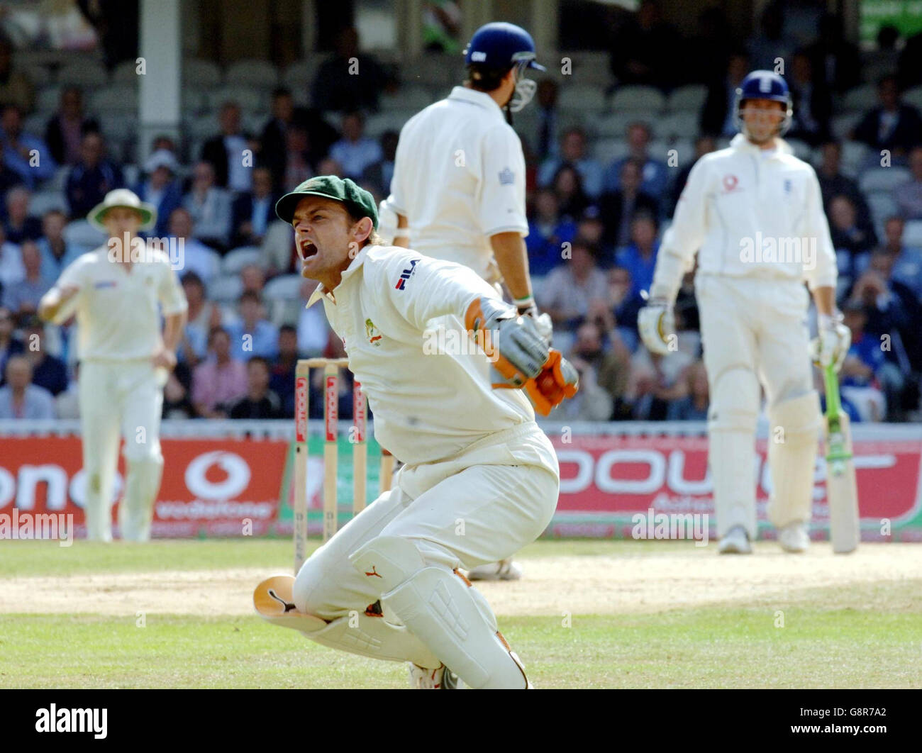 Adam Gilchrist dell'Australia celebra dopo aver catturato il capitano inglese Michael Vaughan per 45 corse fuori dal bowling di Glenn McGrath durante l'ultimo giorno della quinta partita di prova di npower al Brit Oval, Londra, lunedì 12 settembre 2005. PREMERE ASSOCIAZIONE foto. Il credito fotografico deve essere: Sean Dempsey/PA. Foto Stock