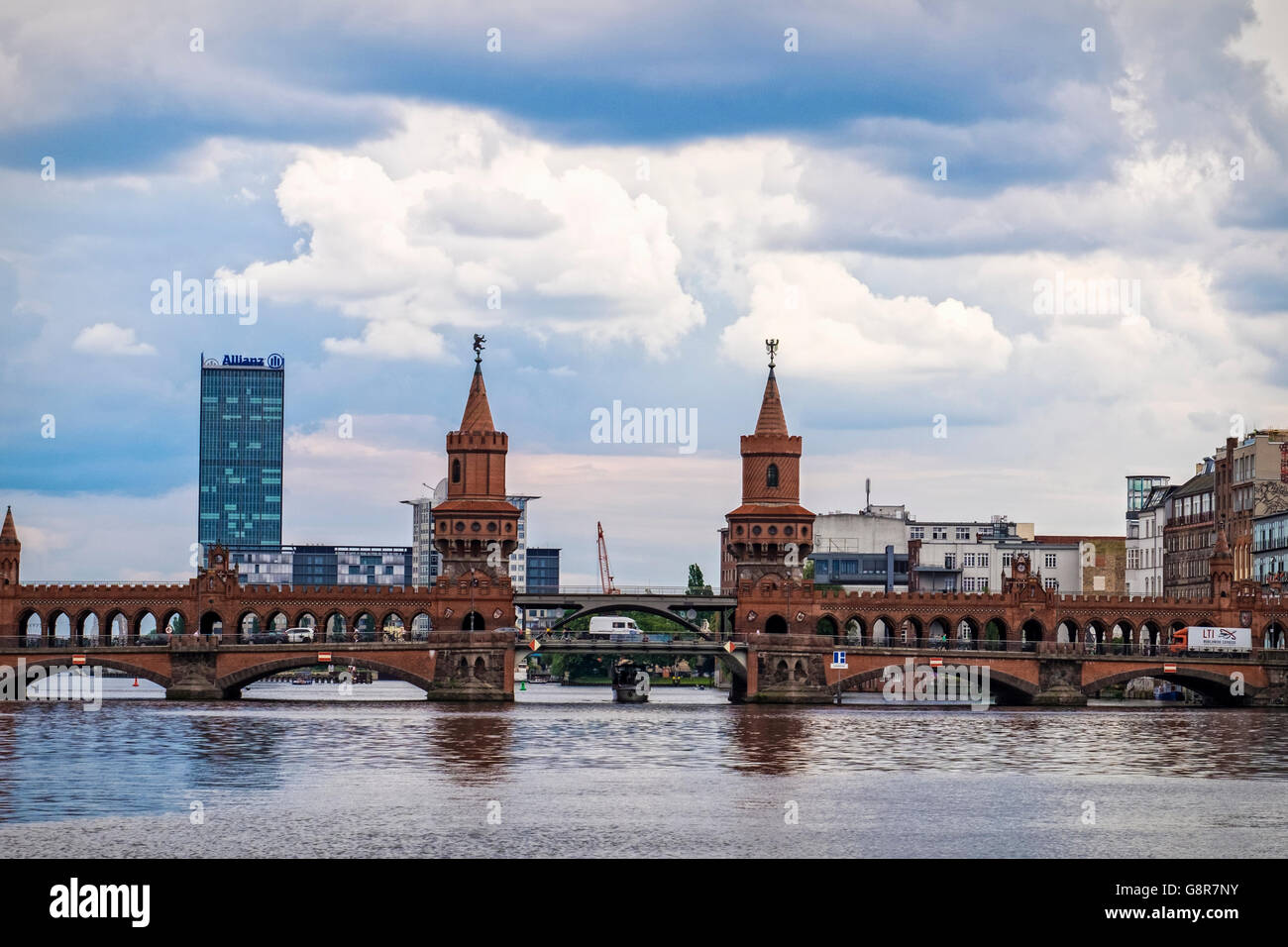 Oberbaumbrucke, Oberbaum Road e ponte ferroviario sul fiume Sprea, Berlino. Collega Kreuzberg a Friedrichshain. Foto Stock