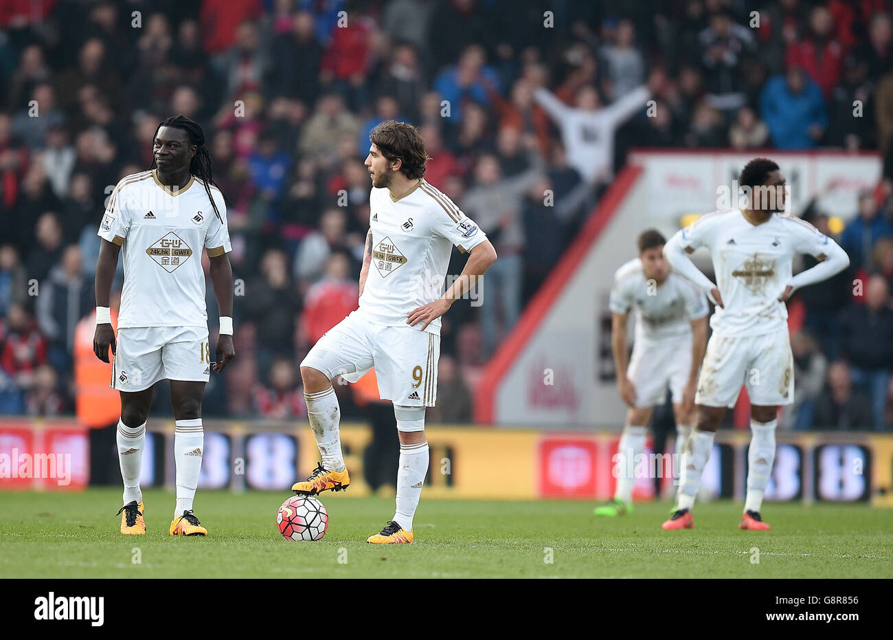 Alberto Paloschi di Swansea City (al centro) e il Baafetimbi Gomis di Swansea City (a sinistra) si sfidano dopo aver visto il loro lato concedere un terzo obiettivo della partita durante la partita Barclays Premier League al Vitality Stadium di Bournemouth. Foto Stock