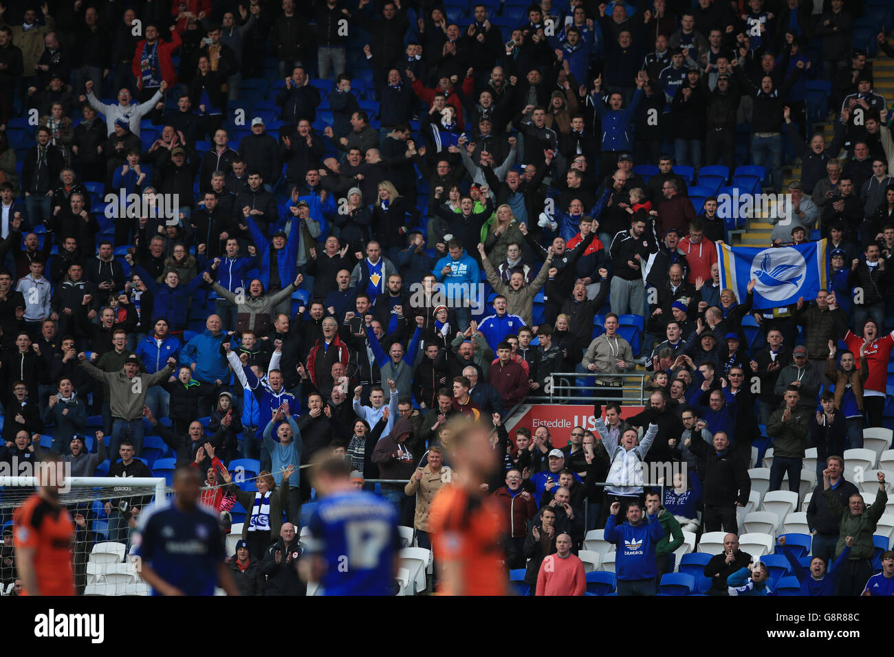 I fan della città di Cardiff festeggiano l'ascolto del fischio finale dopo 1 - 0 vinci su Ipswich Town Foto Stock