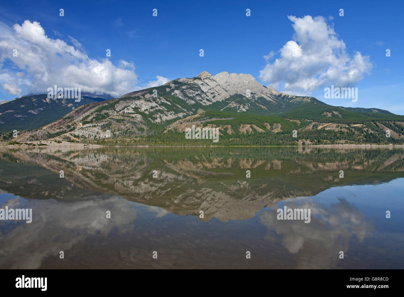 Jasper Lago nelle montagne rocciose del Parco Nazionale di Jasper in Alberta, Canada Foto Stock