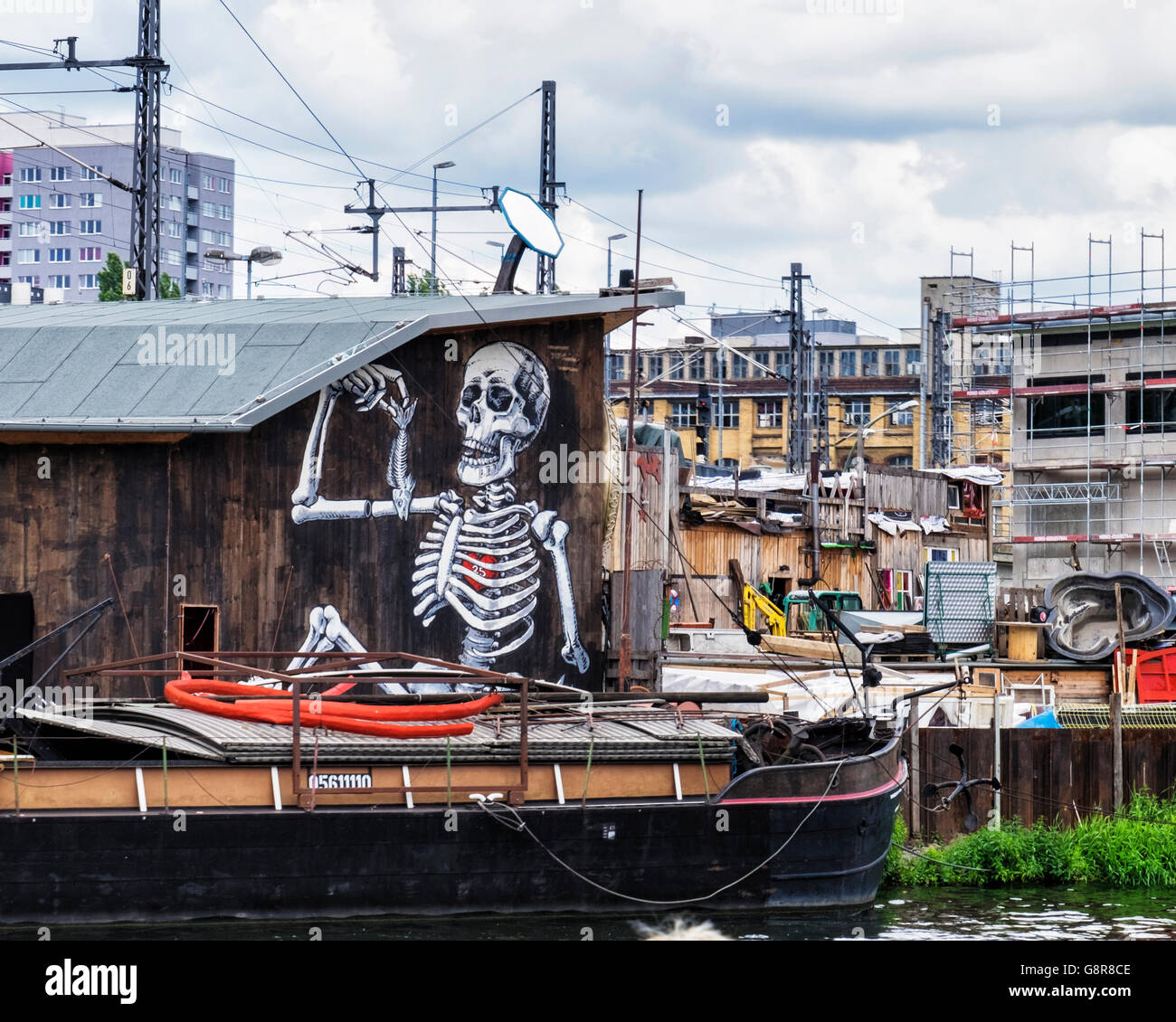 Via Berlino arte murale - scheletro e di scheletro di pesce Foto Stock