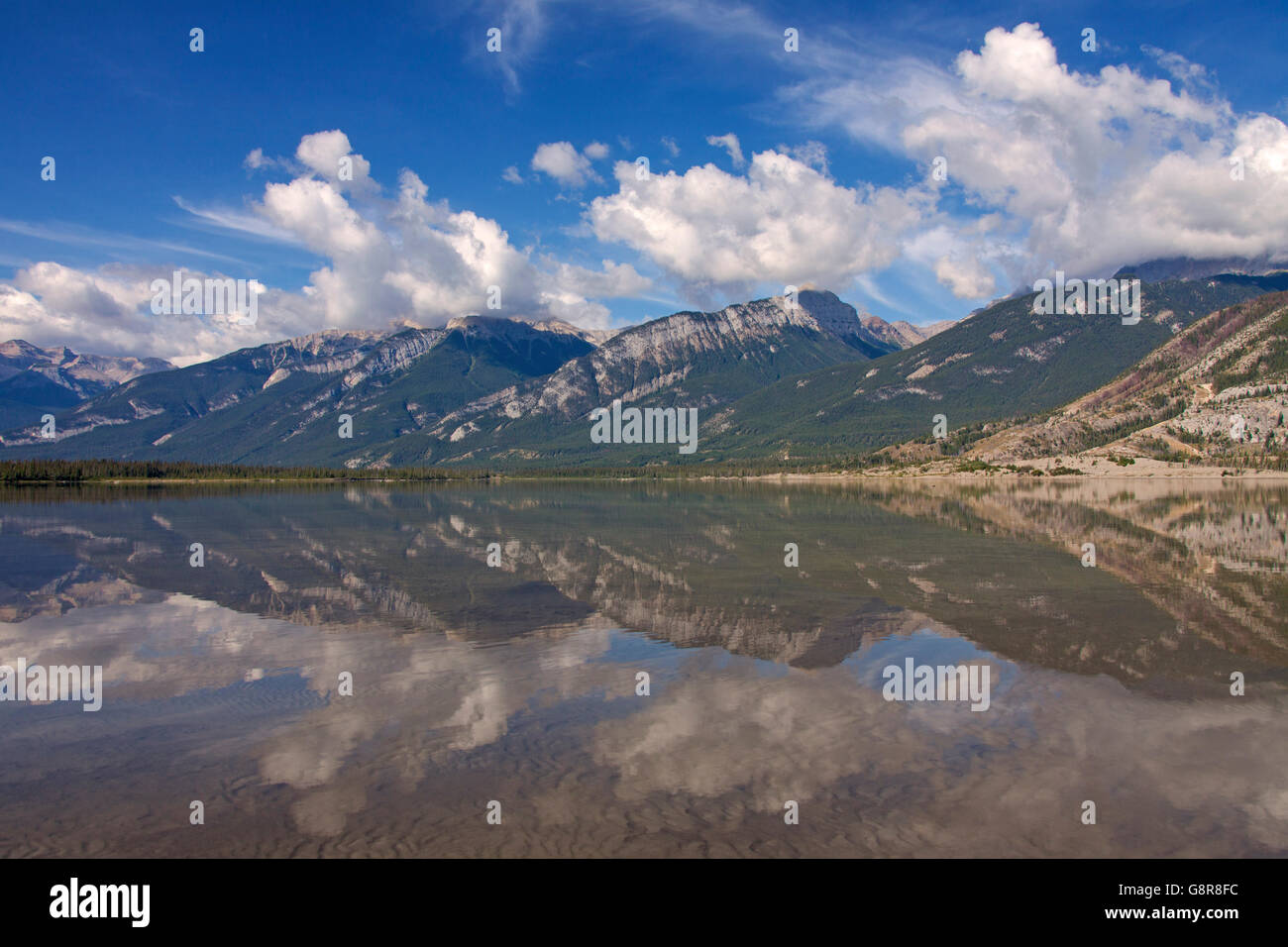 Jasper Lago nelle montagne rocciose del Parco Nazionale di Jasper in Alberta, Canada Foto Stock