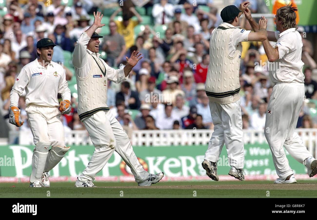 Il Glen McGrath dell'Australia celebra con Simon Katich, Matthew Hayden e Adam Gilchrist dopo aver proclamato il wicket della Ian Bell dell'Inghilterra per un'anatra Foto Stock