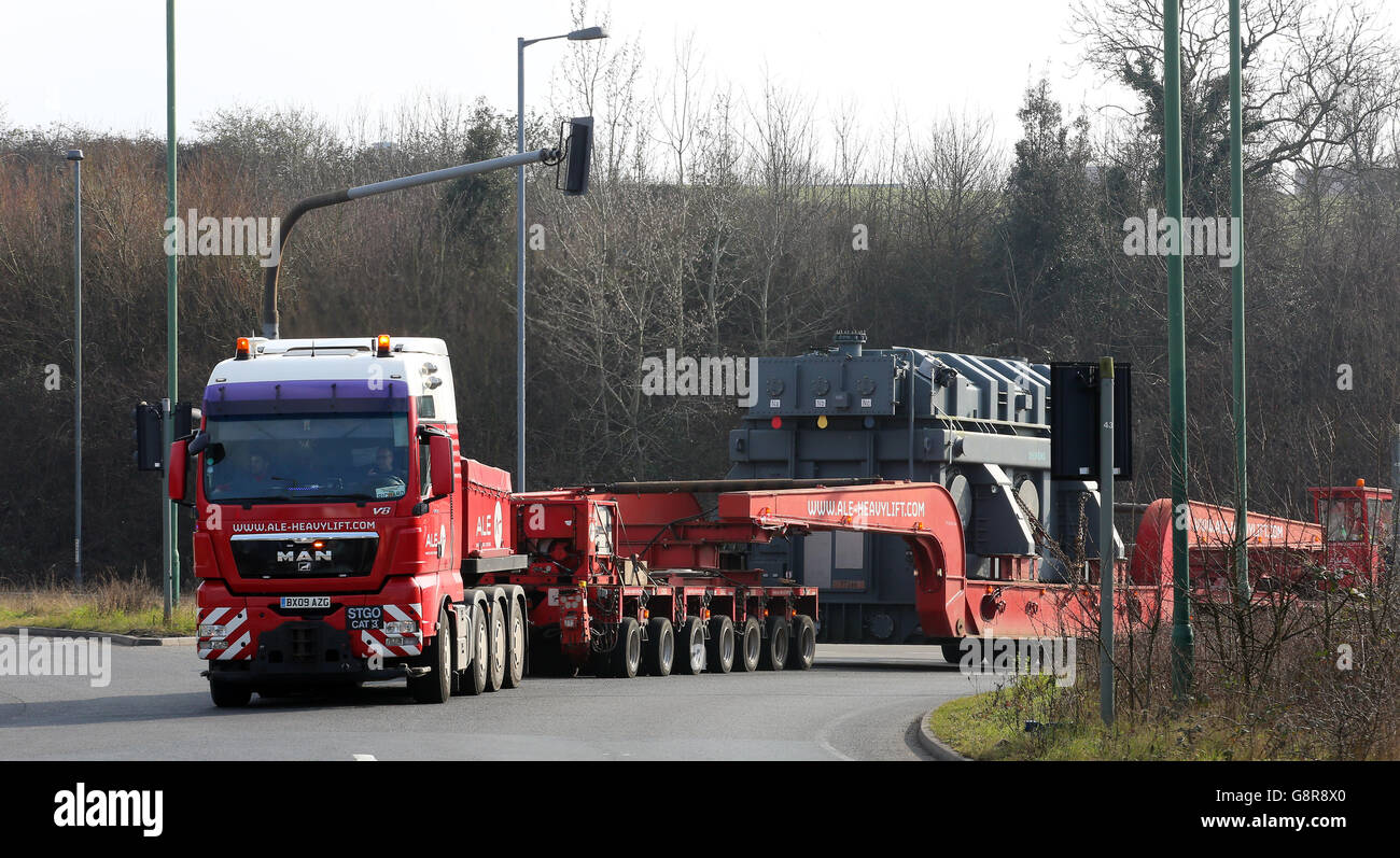 Foto STANDALONE. Il ponte Dartford a Kent è temporaneamente chiuso come un rimorchio a 16 assi che trasporta un trasformatore elettrico e trainato da due camion si trova lungo la traversata prima di arrivare alla sottostazione Littlebrook a Kent. Foto Stock