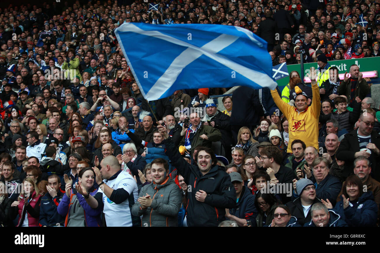 I fan scozzesi festeggiano la loro vittoria sulla Francia dopo la partita RBS Six Nations del 2016 al BT Murrayfield Stadium di Edimburgo. Foto Stock