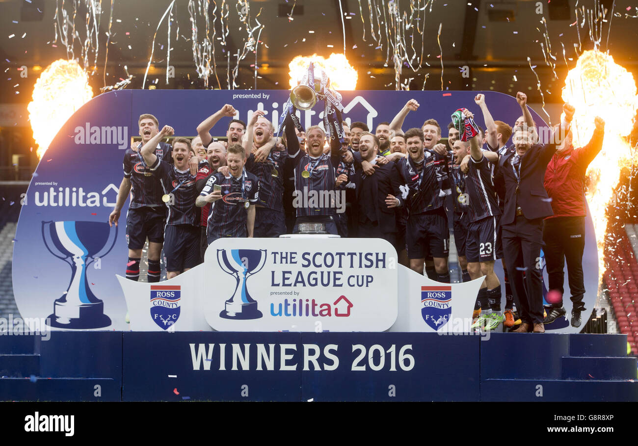 Ross County alza il trofeo dopo aver vinto la finale della Coppa di Lega Scozzese a Hampden Park, Glasgow. Foto Stock