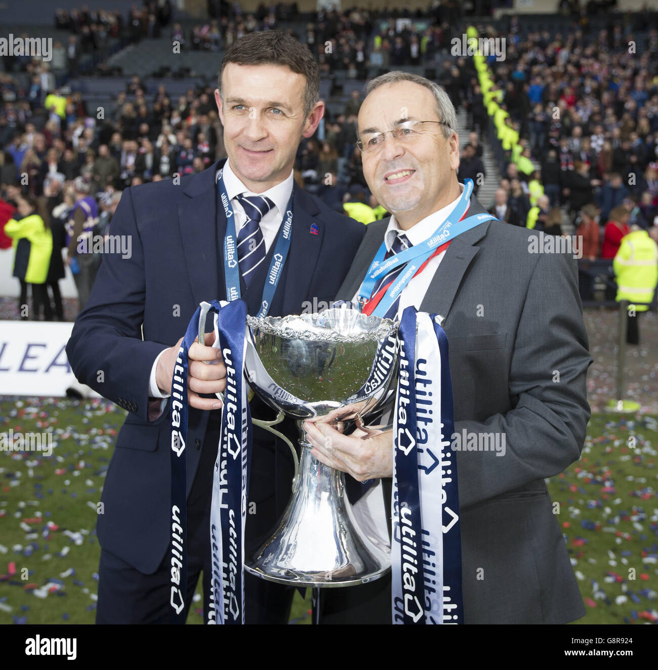 Jim McIntyre, direttore della contea di Ross, e il presidente Roy McGregor festeggiano con il trofeo dopo aver vinto la finale della Coppa della Scozia a Hampden Park, Glasgow. Foto Stock