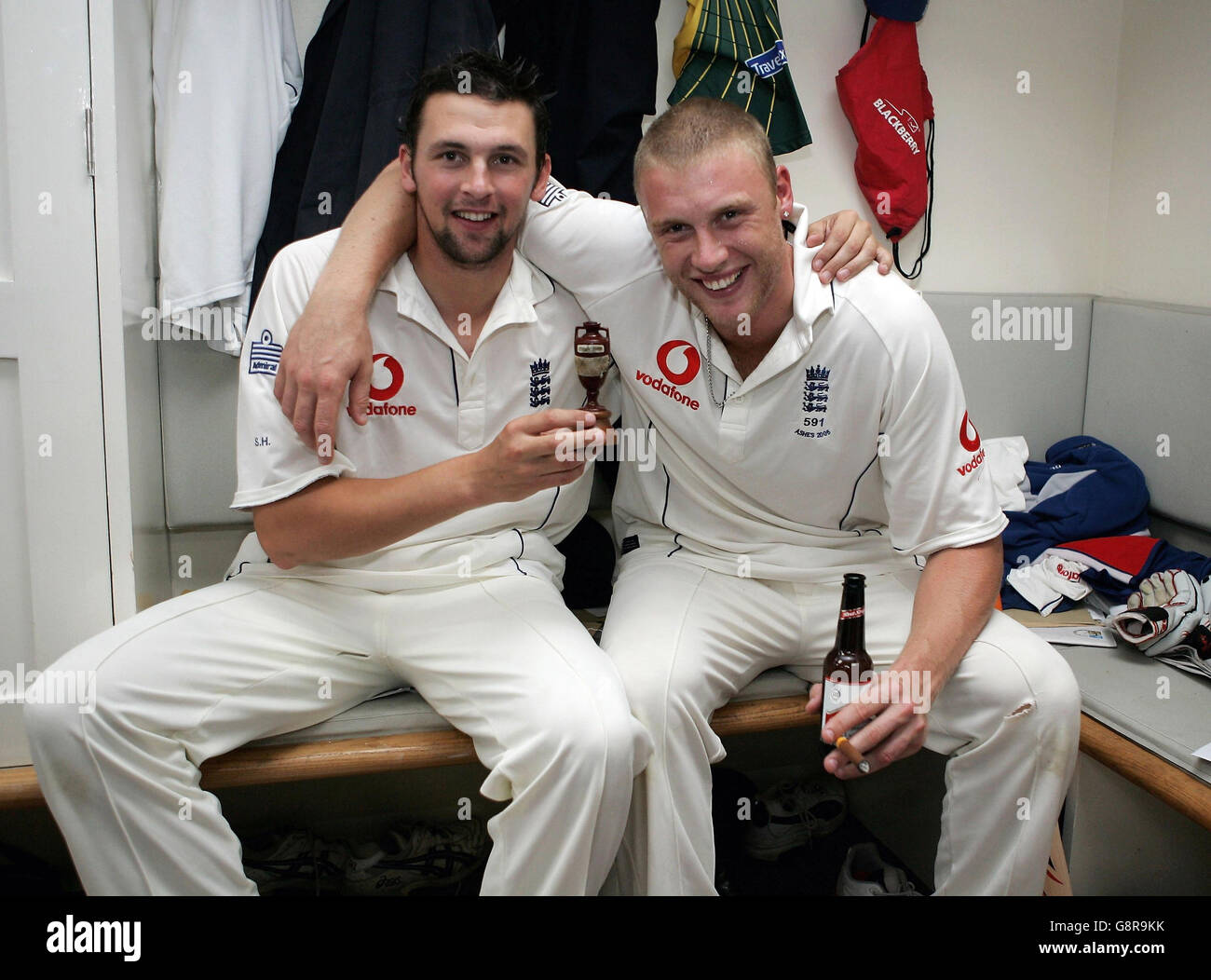 Steve Harmison (L) e Andrew Flintoff in Inghilterra festeggiano con l'urna delle ceneri nello spogliatoio dopo aver vinto le ceneri l'ultimo giorno della quinta partita di prova di npower contro l'Australia al Brit Oval, Londra, lunedì 12 settembre 2005. L'Inghilterra ha riconquistato le ceneri dopo aver disegnato la partita finale di prova e aver vinto la serie 2-1. PREMERE ASSOCIAZIONE foto. Il credito fotografico dovrebbe essere: Tom Shaw/Getty Images/PA/POOL Foto Stock