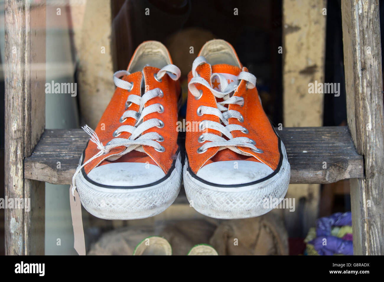 Coppia di orange converse formatori Foto Stock