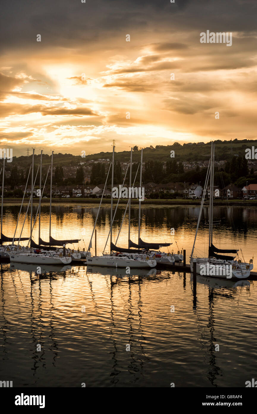 Yacht ormeggiati su un pontone a Port Solent Marina al tramonto, Hampshire REGNO UNITO Foto Stock