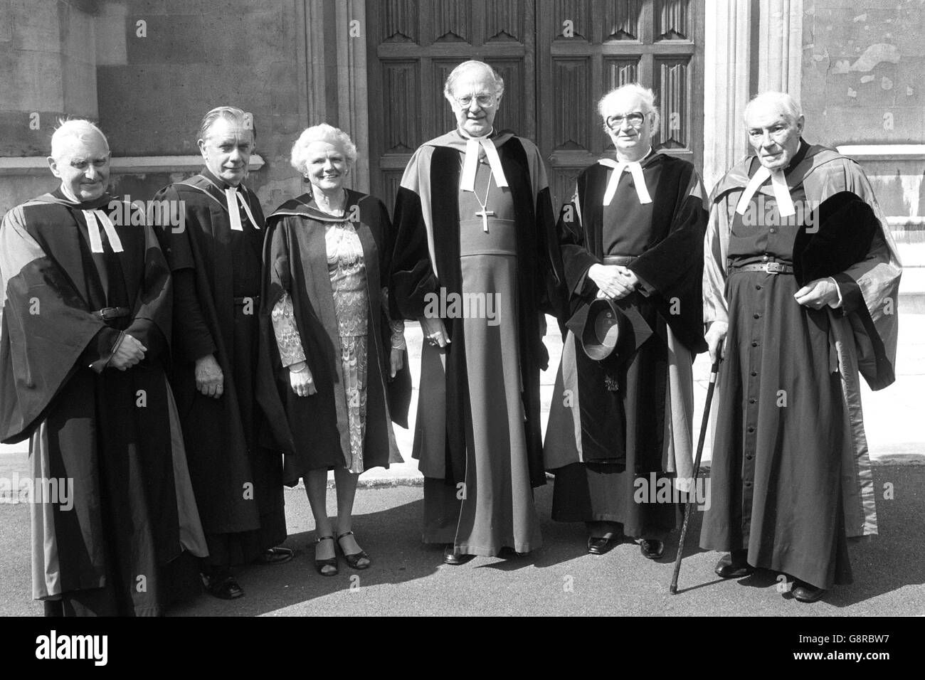 L'arcivescovo di Canterbury, il dottor Robert Runcie (centro), ha conferito la laurea Lambeth a sei persone che hanno dato un contributo straordinario alla vita e all'opera della Chiesa. (l-r) il Revd Prebendary Eric Hill (Dottore della Divinità), il Revd Prebendary Ron H. Green (Maestro delle Arti), Pamela Bird (Maestro delle Arti), il Dr Robert Runcie, il Revd Gordon Wakefield (Dottore della Divinità) e Garth Moore (Dottore di diritto civile). Foto Stock