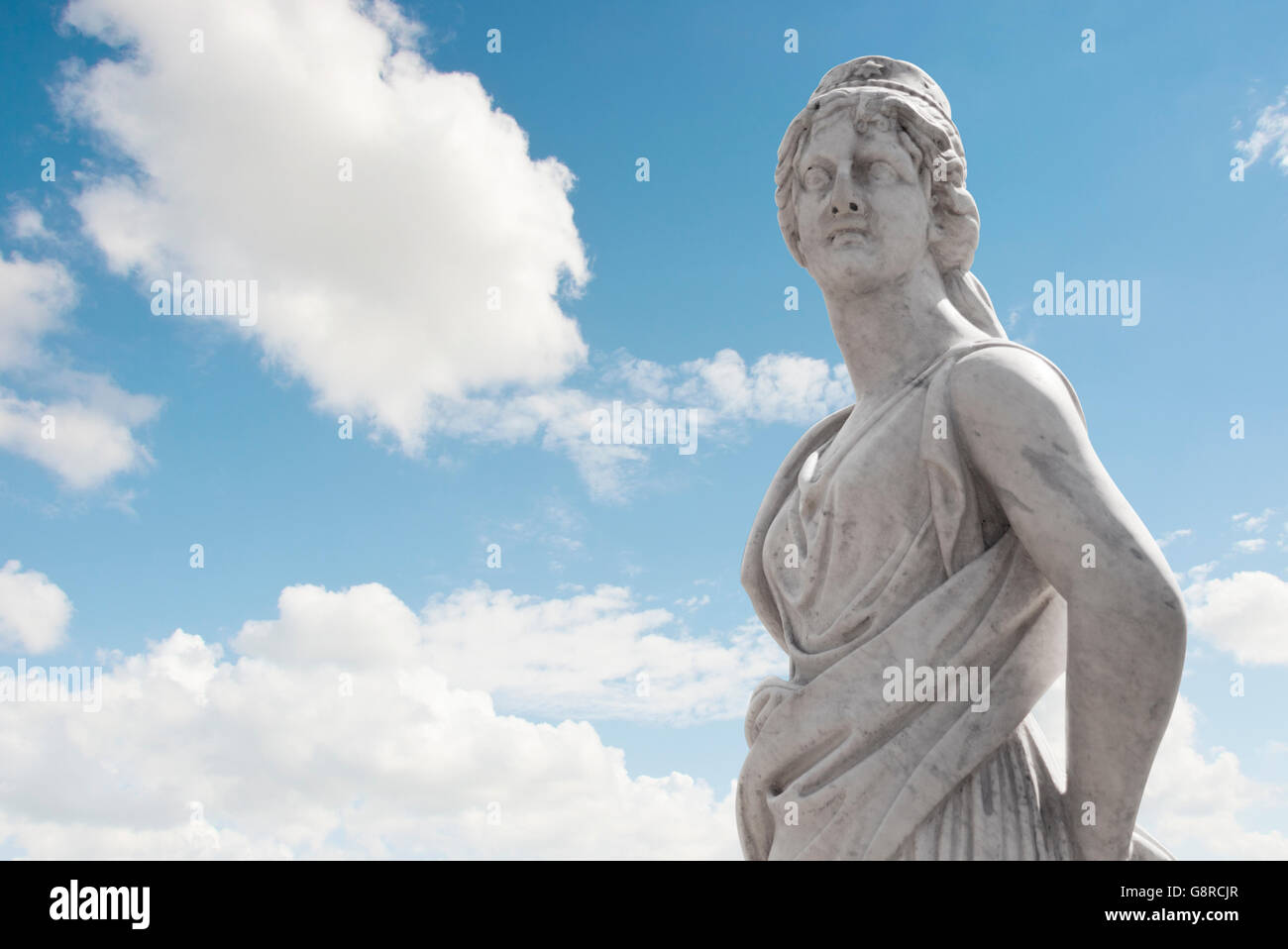 Antica statua greca su nuvoloso cielo blu Foto Stock