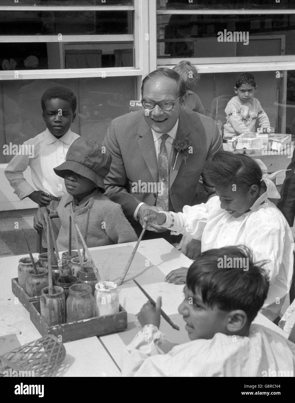 Cliff Michelmore, del programma "24 ore" della BBC TV, dopo aver aperto la scuola interna di London Education Authority Wycliffe a Londra. La nuova scuola è stata progettata per soddisfare le esigenze dei bambini che necessitano di una forma di istruzione specializzata. Foto Stock