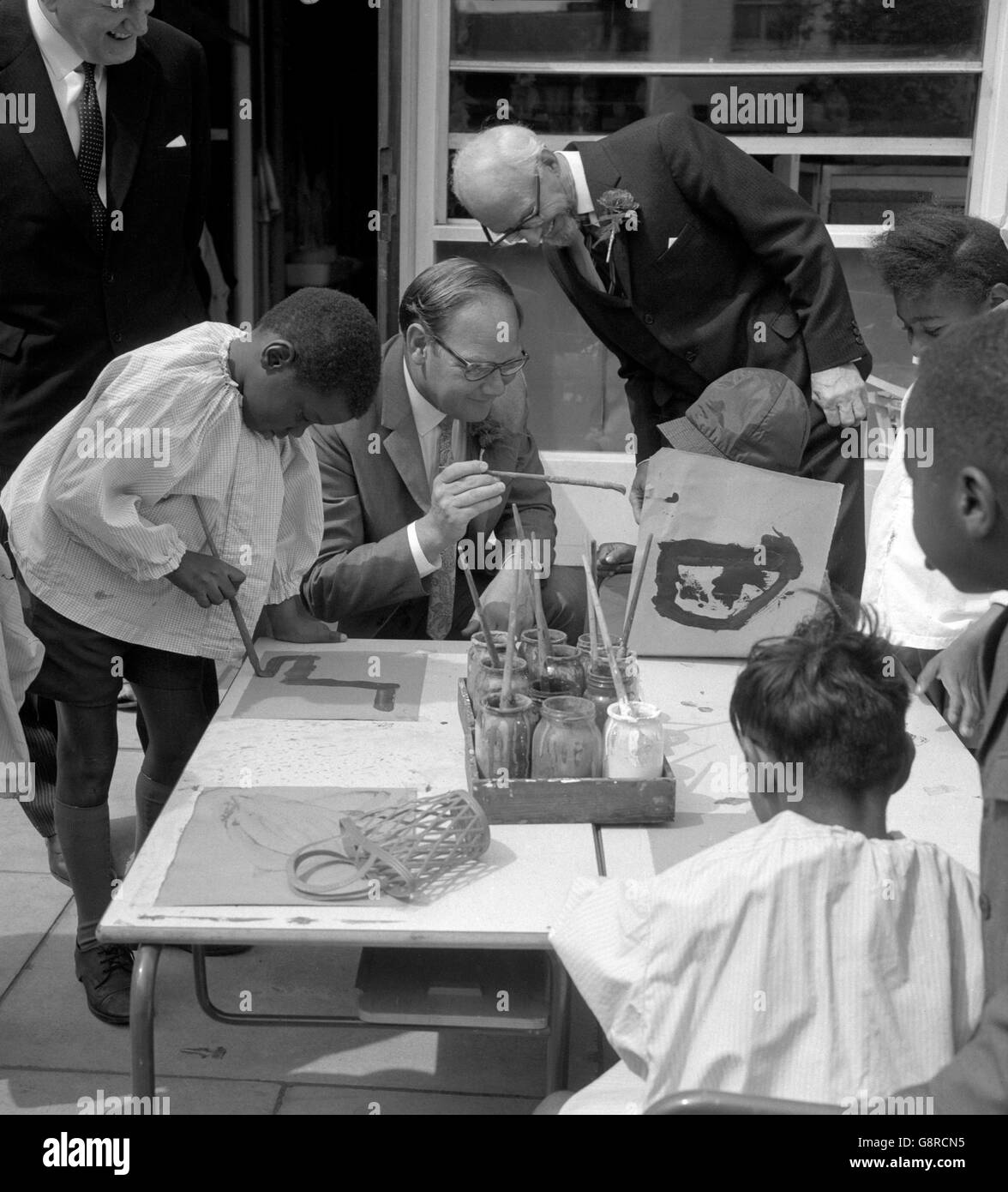 Cliff Michelmore, del programma '24 ore' della BBC TV, dopo aver aperto la Inner London Education Authority Wycliffe School a Londra. Foto Stock