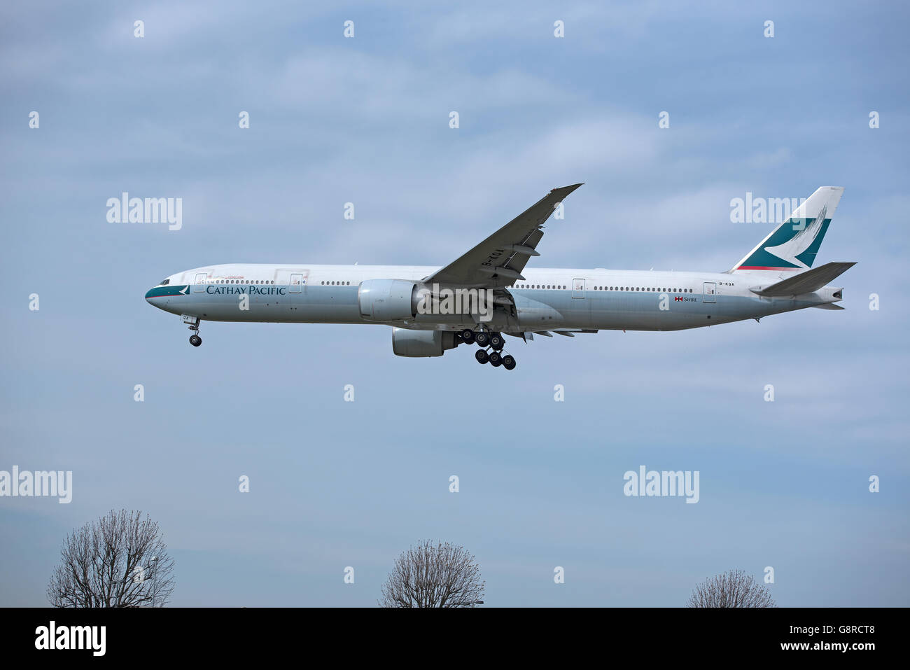 Cathy Pacific Boeing 777-367ER la registrazione B-KQA sulla rotta di avvicinamento all'Aeroporto di Londra Heathrow. SCO 10,486. Foto Stock