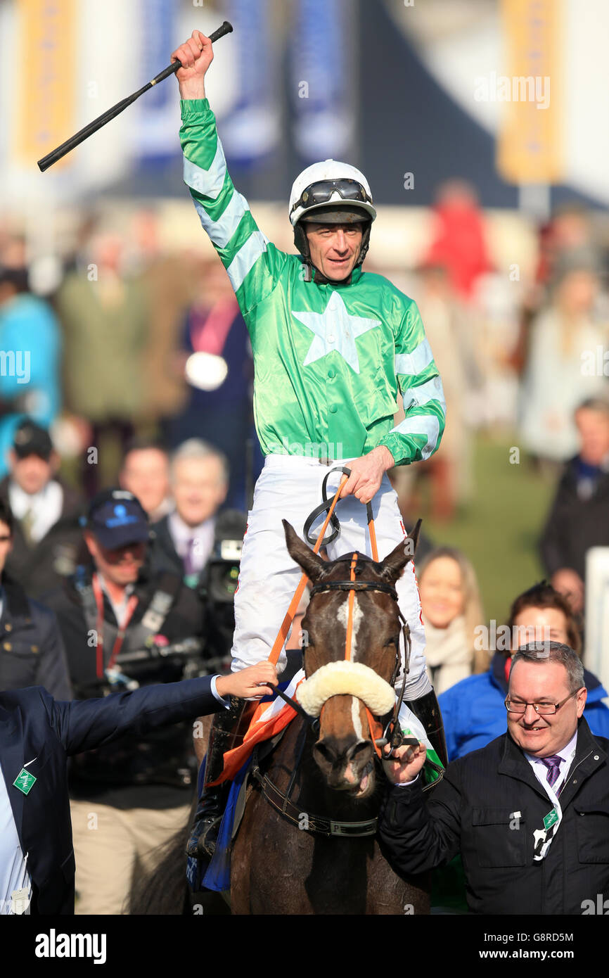 Davy Russell celebra la vittoria della Pertemps Network Final su Mall Dini durante il giovedì di San Patrizio del Cheltenham Festival 2016 all'ippodromo di Cheltenham. Foto Stock