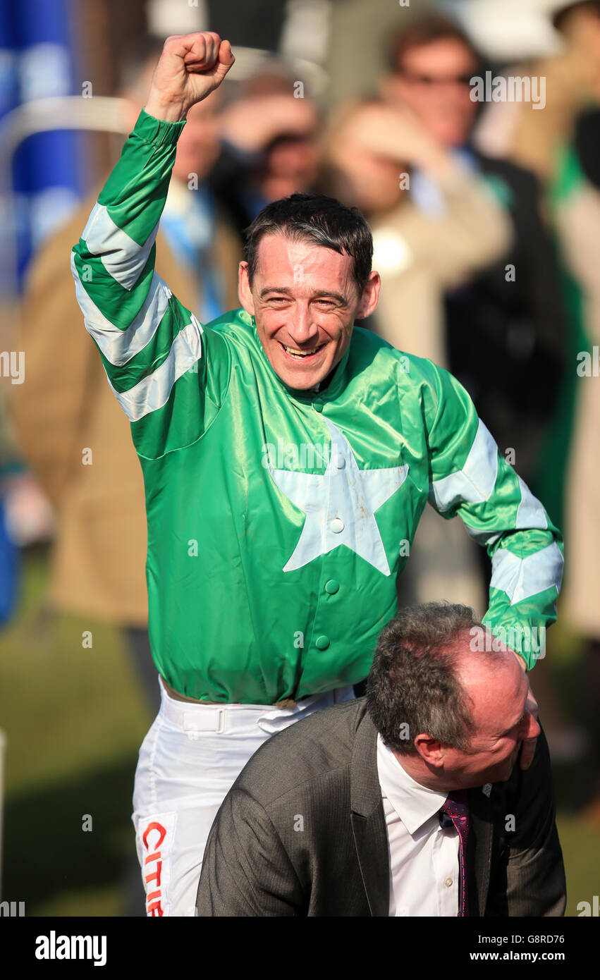 Jockey Davy Russell festeggia dopo aver vinto la finale di Pertemps Network su Mall Dini durante il giovedì di San Patrizio del Cheltenham Festival 2016 all'ippodromo di Cheltenham. Foto Stock