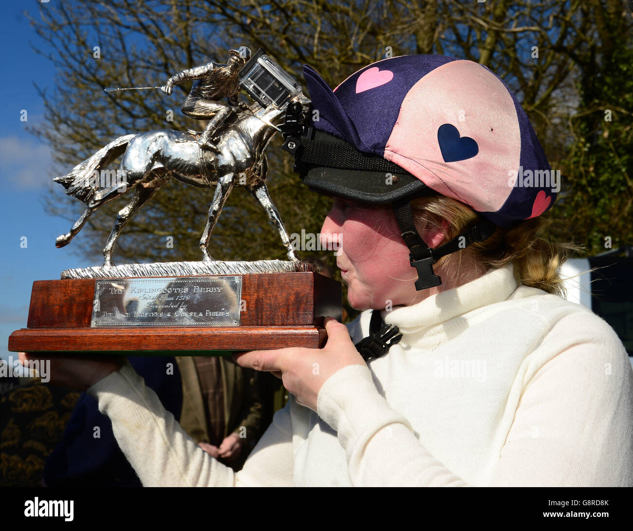 Sam Osborne festeggia con il trofeo dopo aver vinto il Kiplingcotes Derby, East Yorkshire. Foto Stock