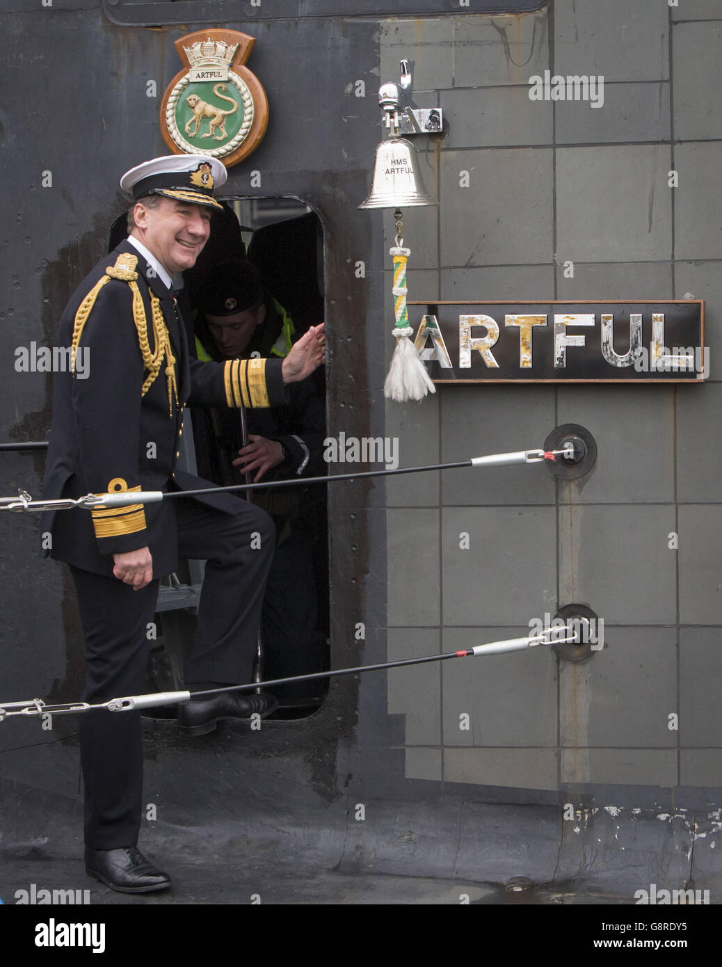 L'ammiraglio Sir George Zambellas, il primo Signore del mare e capo dello Stato Navale, dopo la cerimonia di commissioning alla base navale di Faslane sul Clyde, quando il sottomarino nucleare da 7,400 tonnellate HMS Artful ha aderito ufficialmente alla flotta della Royal Navy. Foto Stock