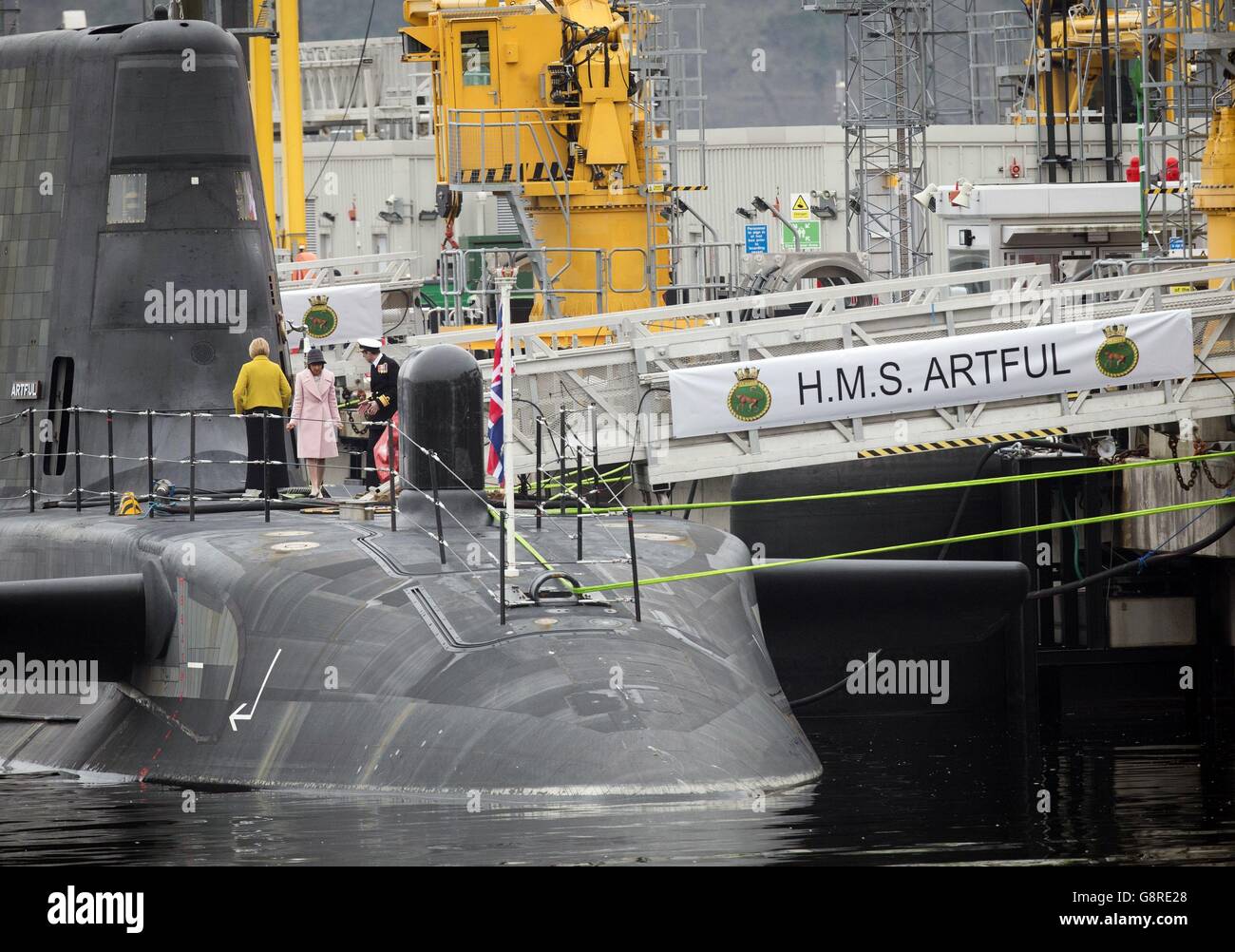 HMS artful dopo una cerimonia di commissioning alla base navale di Faslane sul Clyde dove il sommergibile nucleare da 7,400 tonnellate ha aderito ufficialmente alla flotta della Royal Navy. Foto Stock