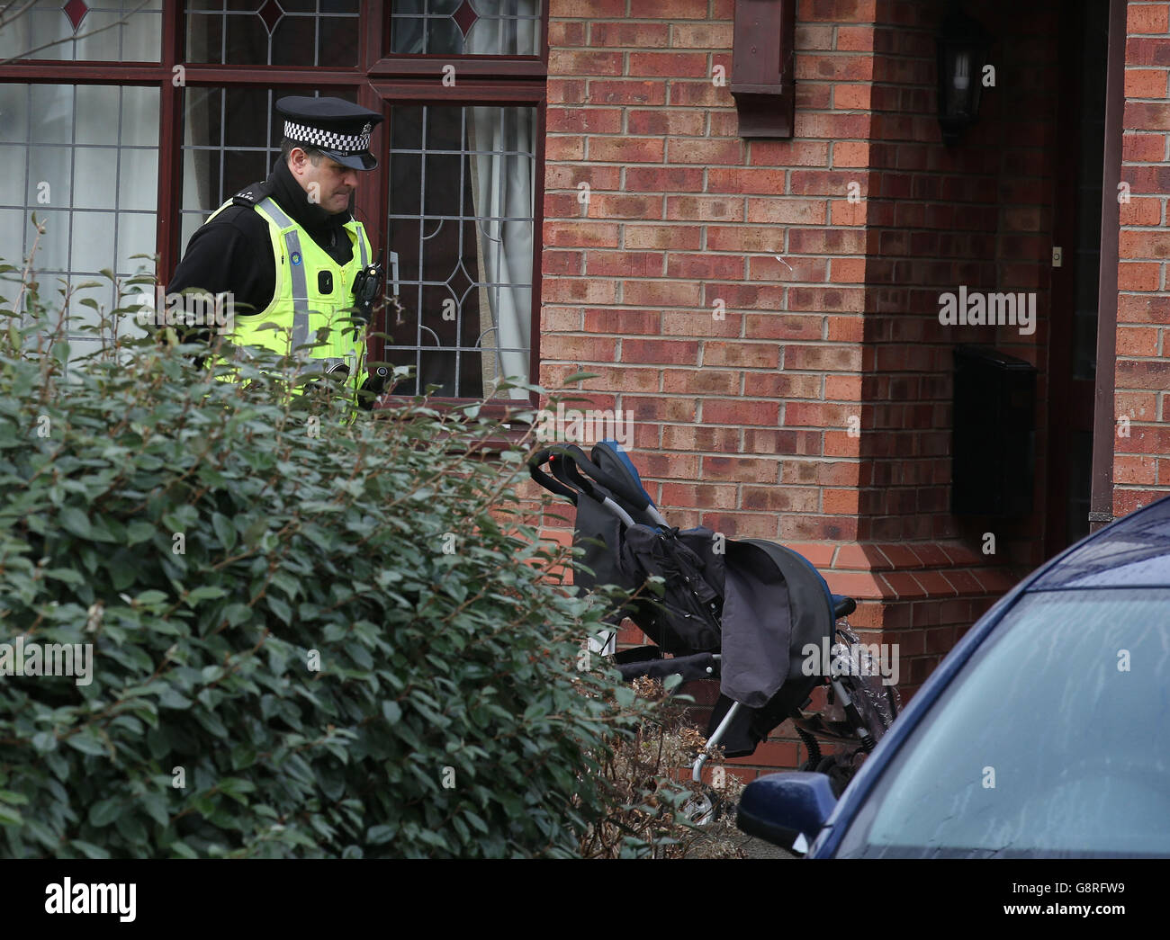 Polizia in una casa a Dalgety Bay a Fife, dove due ragazzi di due anni hanno annegato dopo essere caduti in un laghetto di pesci in un giardino a Fife. Foto Stock