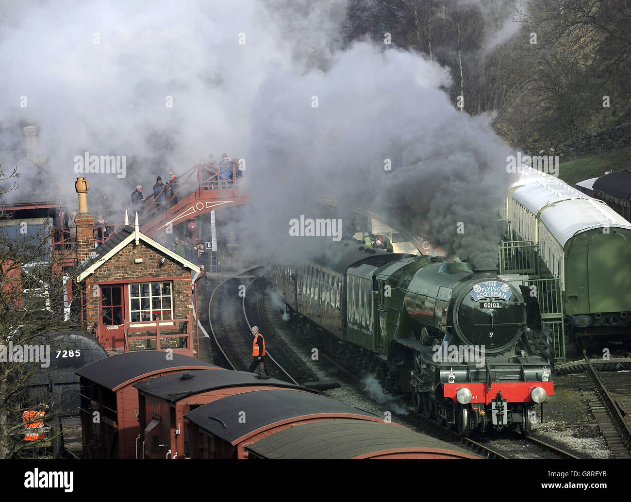 Il Flying Scotsman passa attraverso la stazione di Goathland, resa famosa nella serie televisiva Heartbeat, nel North York Moors National Park, sulla sua strada da Grosmont a Pickering il suo primo giorno sulla North Yorks Moors Railway. Foto Stock