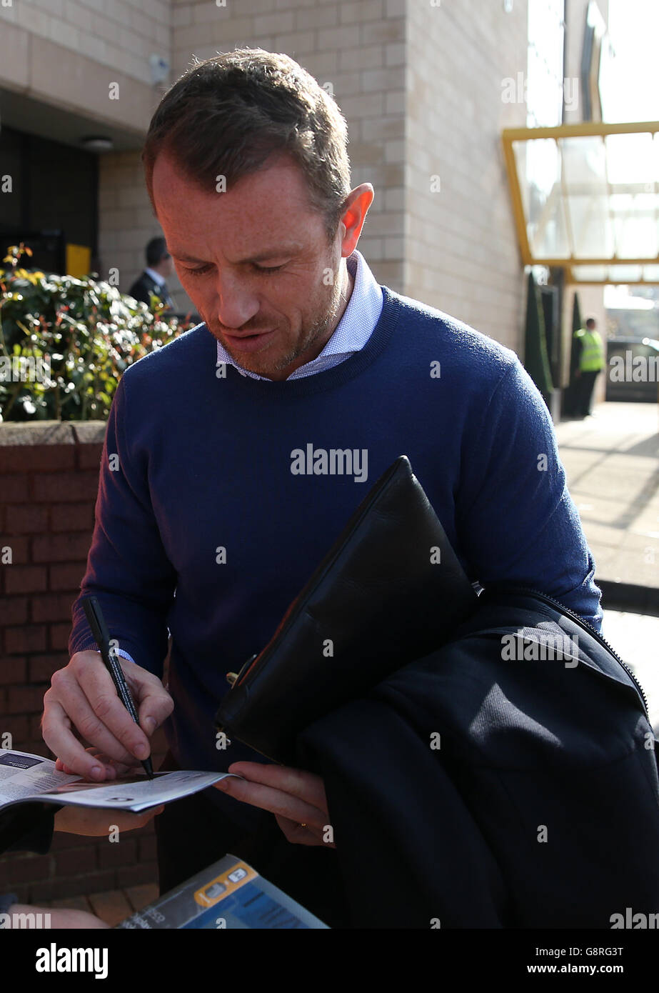 Il manager di Birmingham Gary Rowett con i tifosi prima della partita del campionato Sky Bet a Molineux, Wolverhampton. Foto Stock