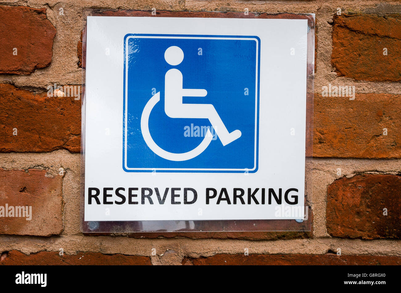 Segno riservando spazi di parcheggio per disabili Foto Stock