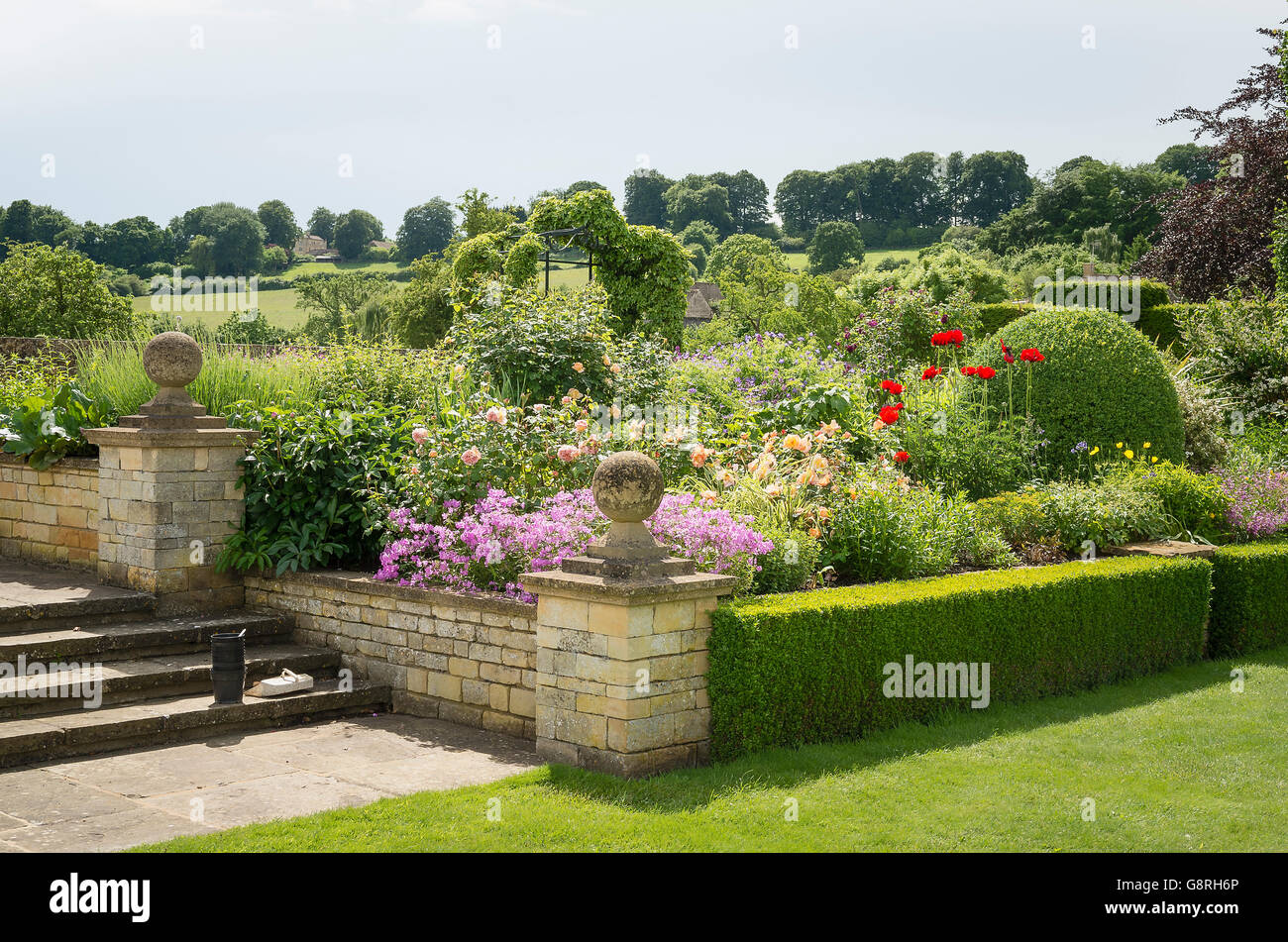 Sollevate fiore erbacee confine in Bourton House garden Foto Stock