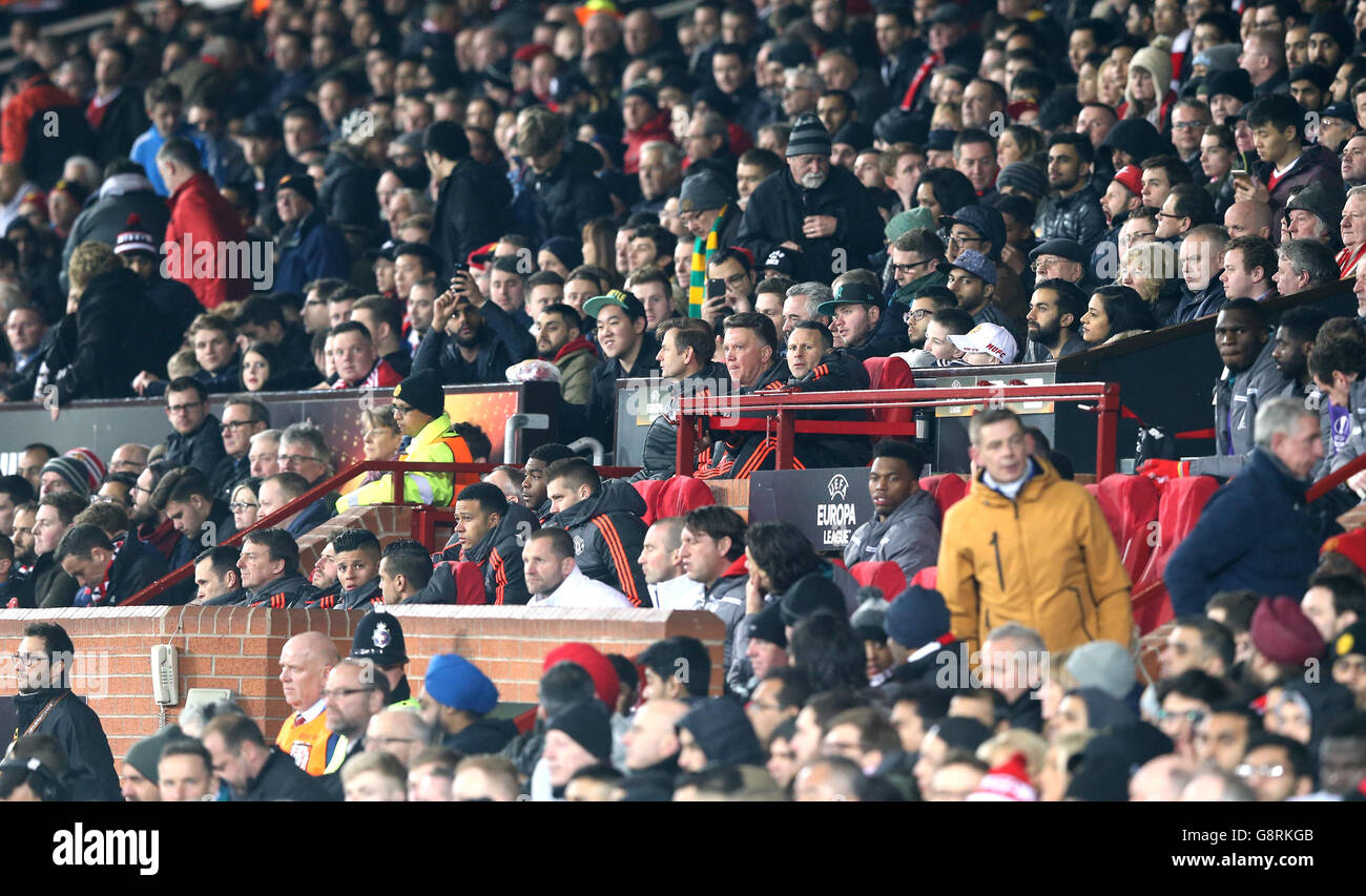 Il manager del Manchester United, Louis van Gaal, siede in panchina con l'assistente Ryan Giggs durante la partita UEFA Europa League a Old Trafford, Manchester. Foto Stock