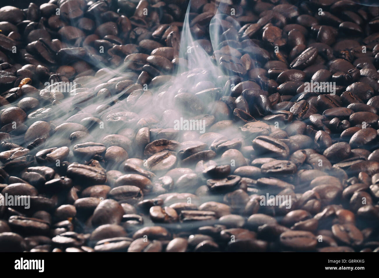 Torrefazione di caffè con fumo Foto Stock