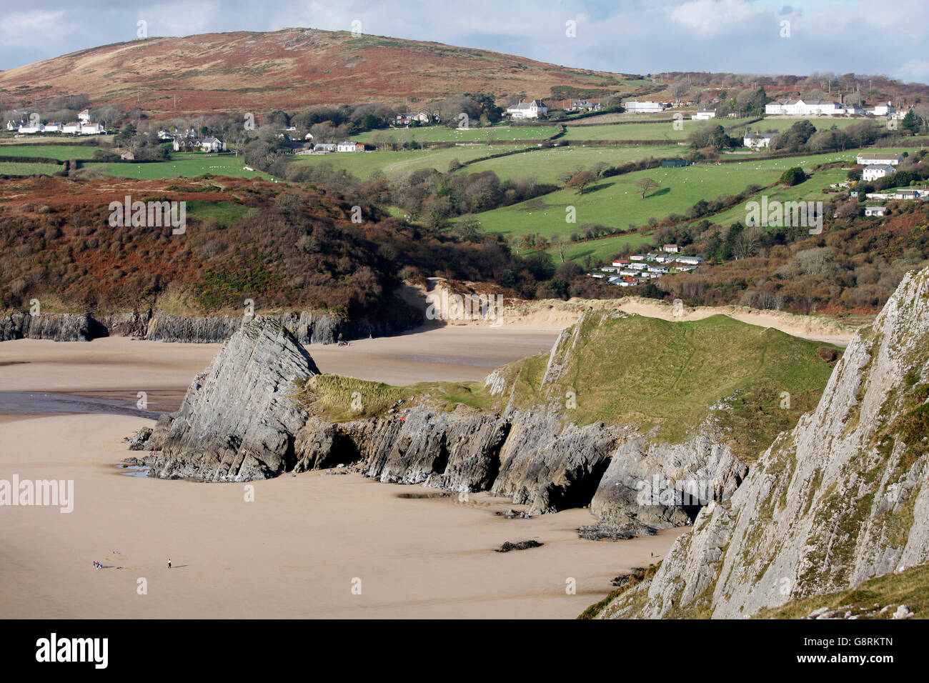 Spiaggia di gallese e scogliere da un punto di vista elevato.Three Cliffs Bay, Penisola di Gower, Swansea Foto Stock