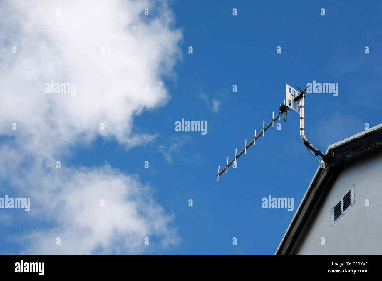 Antenna Tv sul tetto di una casa Foto Stock