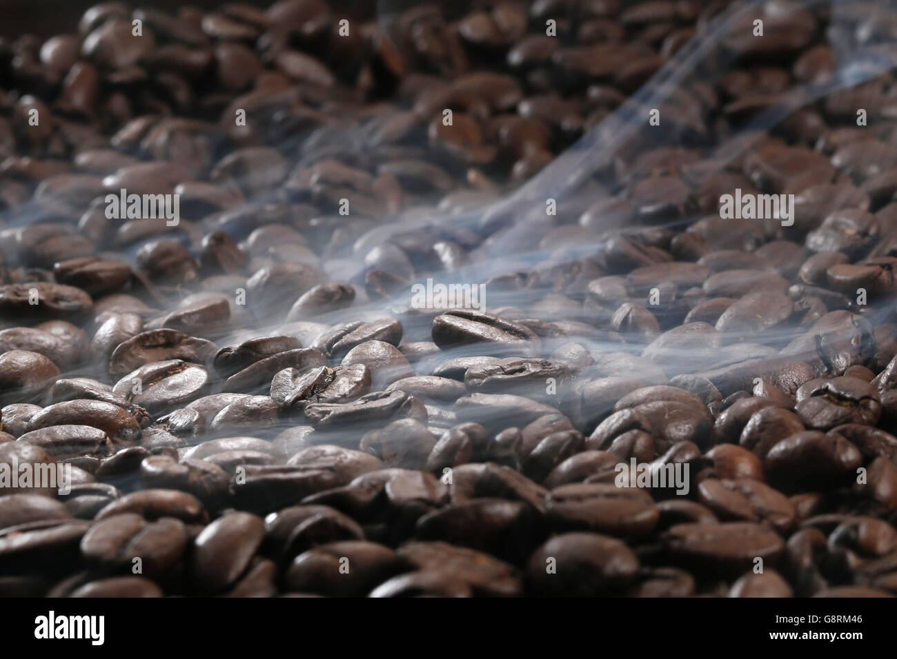 Torrefazione di caffè con fumo Foto Stock