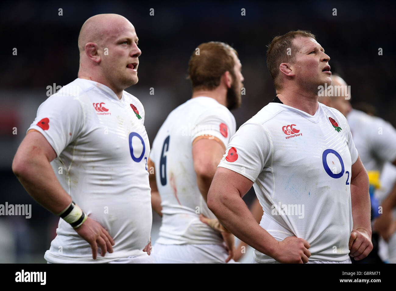 Dylan Hartley (a destra) e Dan Cole in Inghilterra durante la partita RBS Six Nations del 2016 allo Stade de France, Parigi. Foto Stock