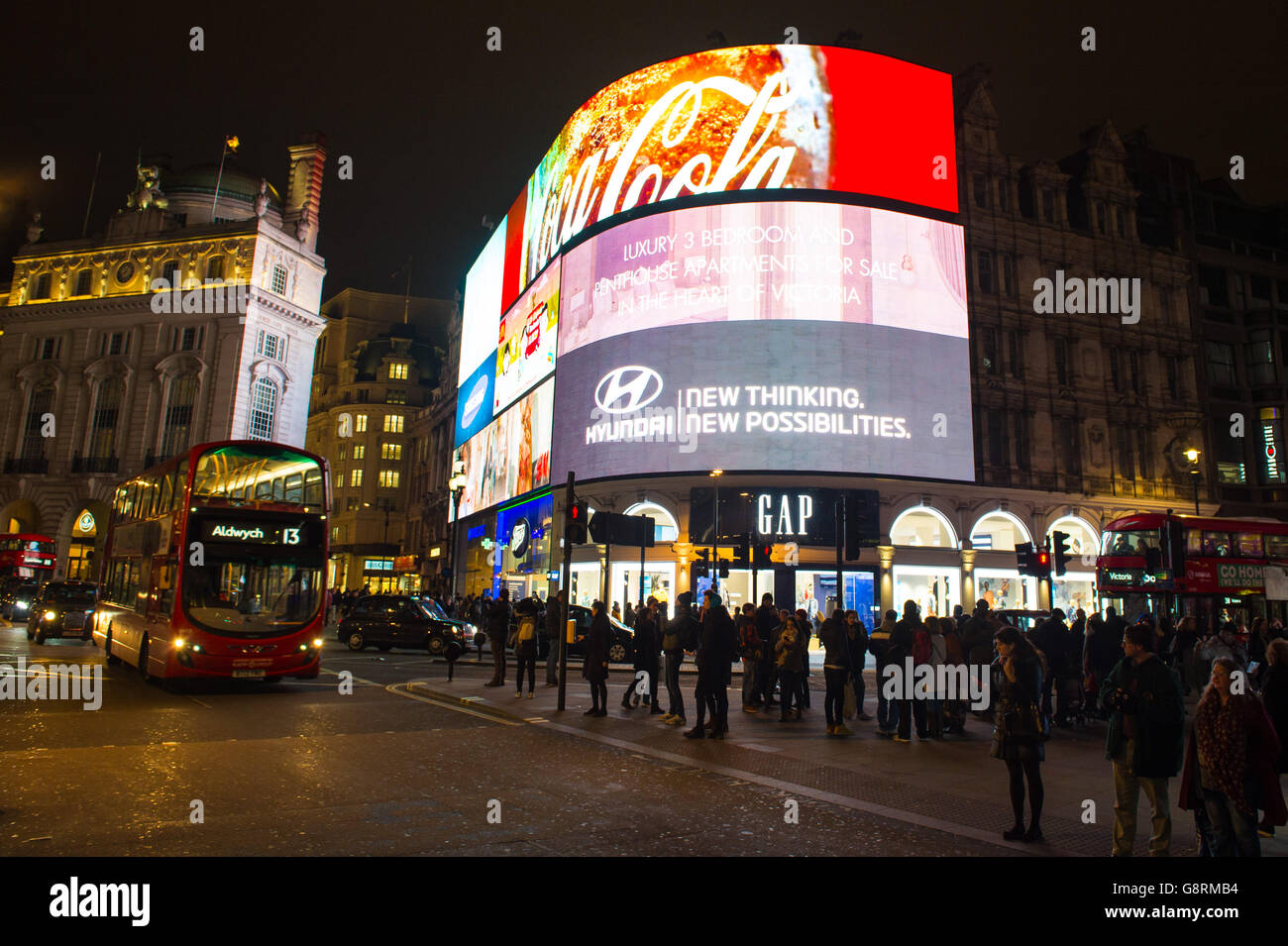 Piccadilly Circus di Londra, che avrà le luci spente per un'ora stasera per segnare l'ora della Terra del WWF, sensibilizzando i cittadini sui cambiamenti climatici. Foto Stock
