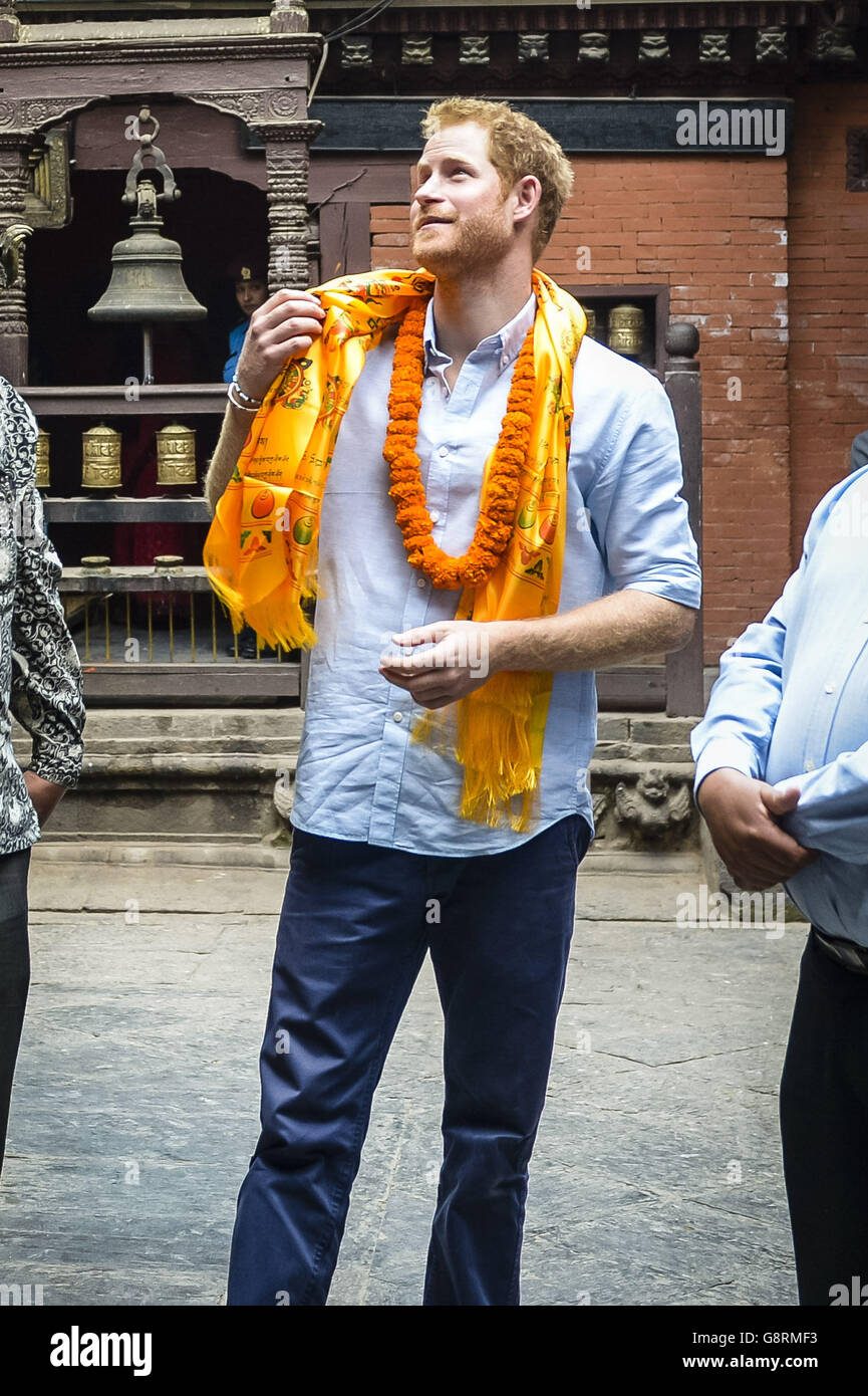 Il principe Harry visita Hiranya Varna Mahavihar, conosciuto localmente come il Tempio d'Oro, a Kathmandu, durante il secondo giorno del suo tour del Nepal. Foto Stock