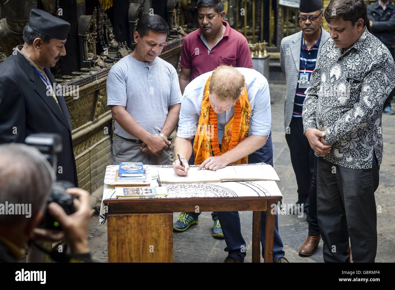 Il principe Harry firma un libro dei visitatori all'interno del Hiranya Varna Mahavihar, conosciuto localmente come il Tempio d'Oro, a Kathmandu, durante il secondo giorno del suo giro del Nepal. Foto Stock